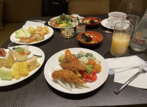 エグゼクティブラウンジのイブニングカクテル（揚げ物・サラダ・ムール貝等の写真）