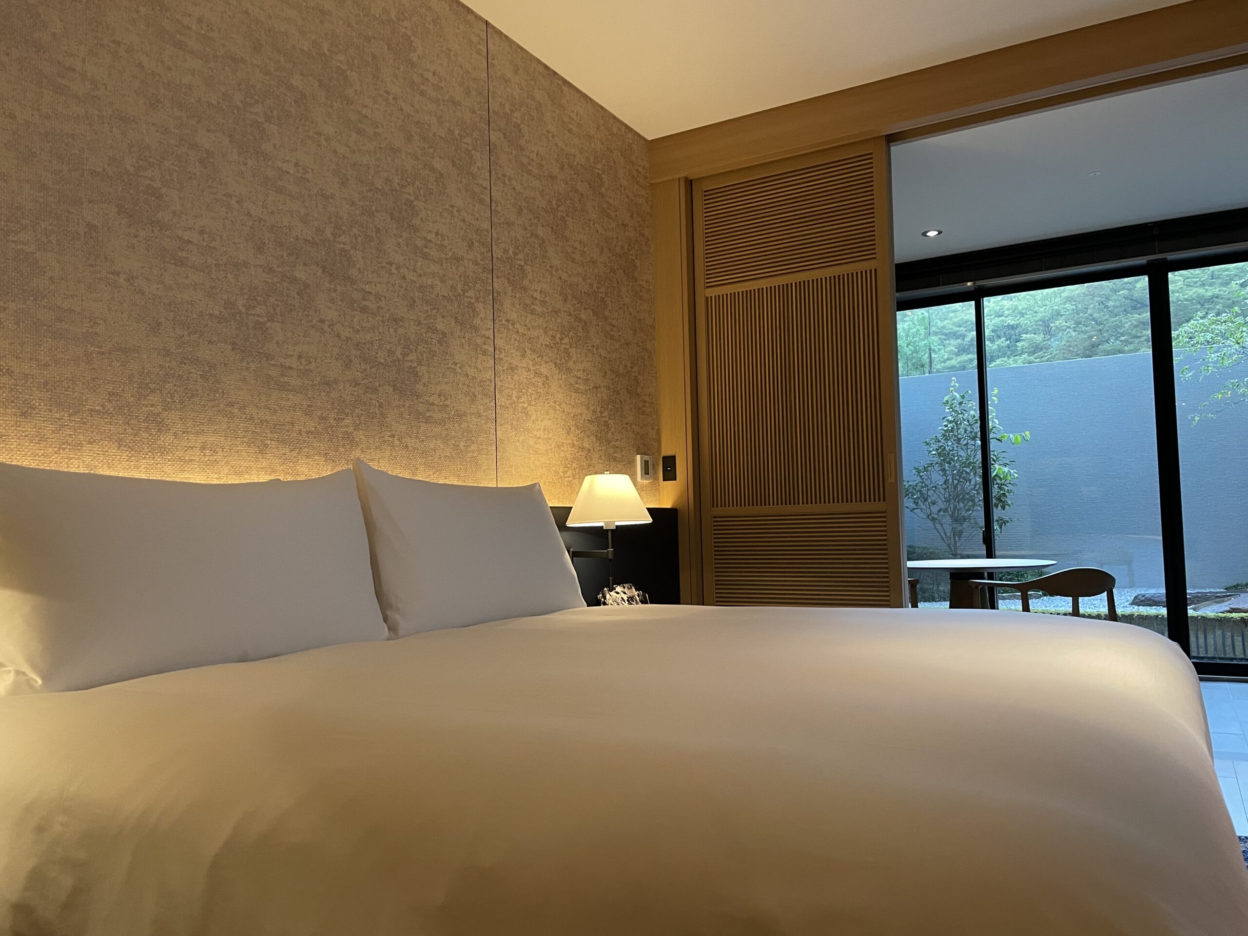 ロク京都 客室 ベッドルーム 庭ビュー