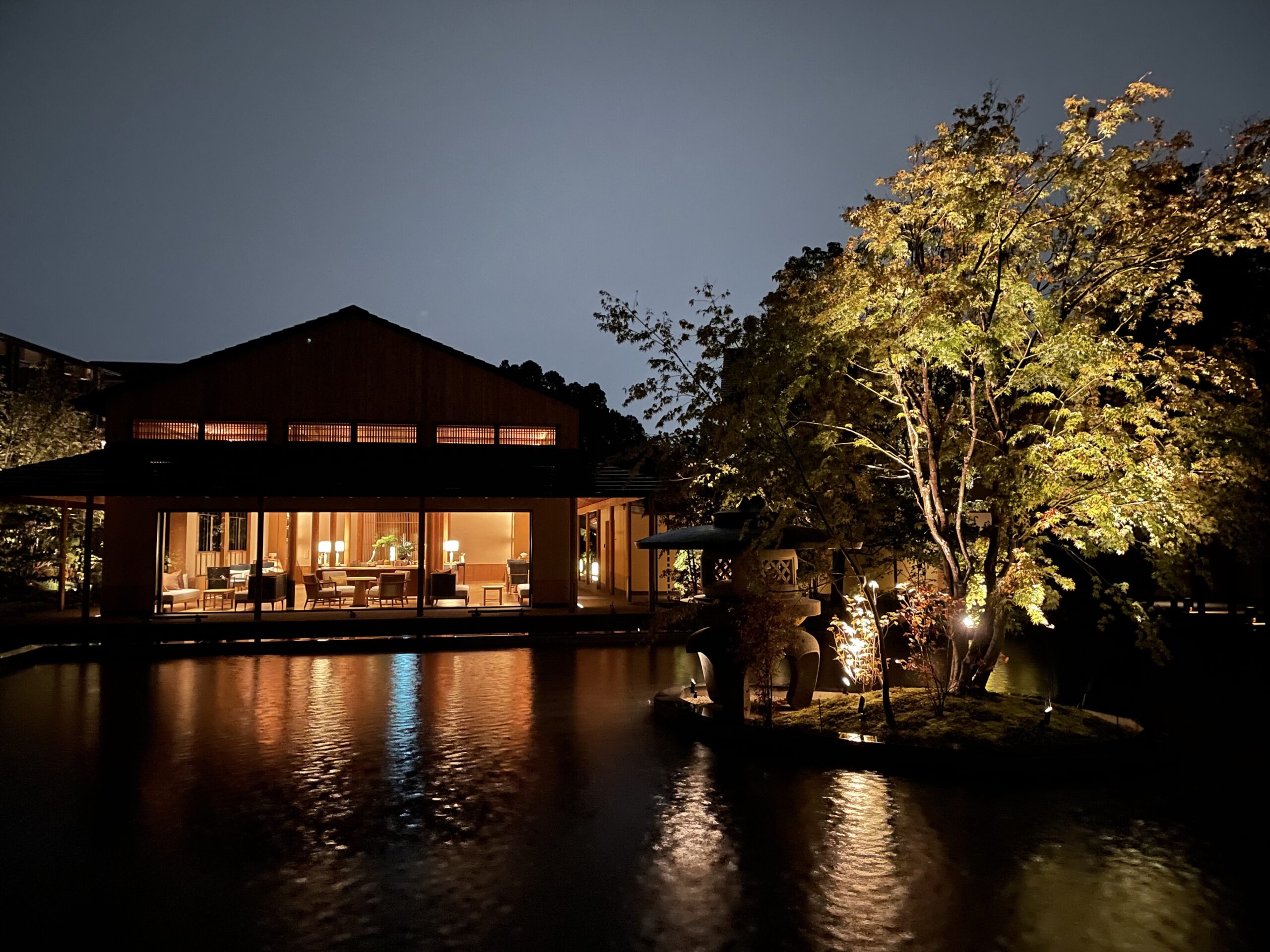 ロク京都 池に映るレストラン 紅葉