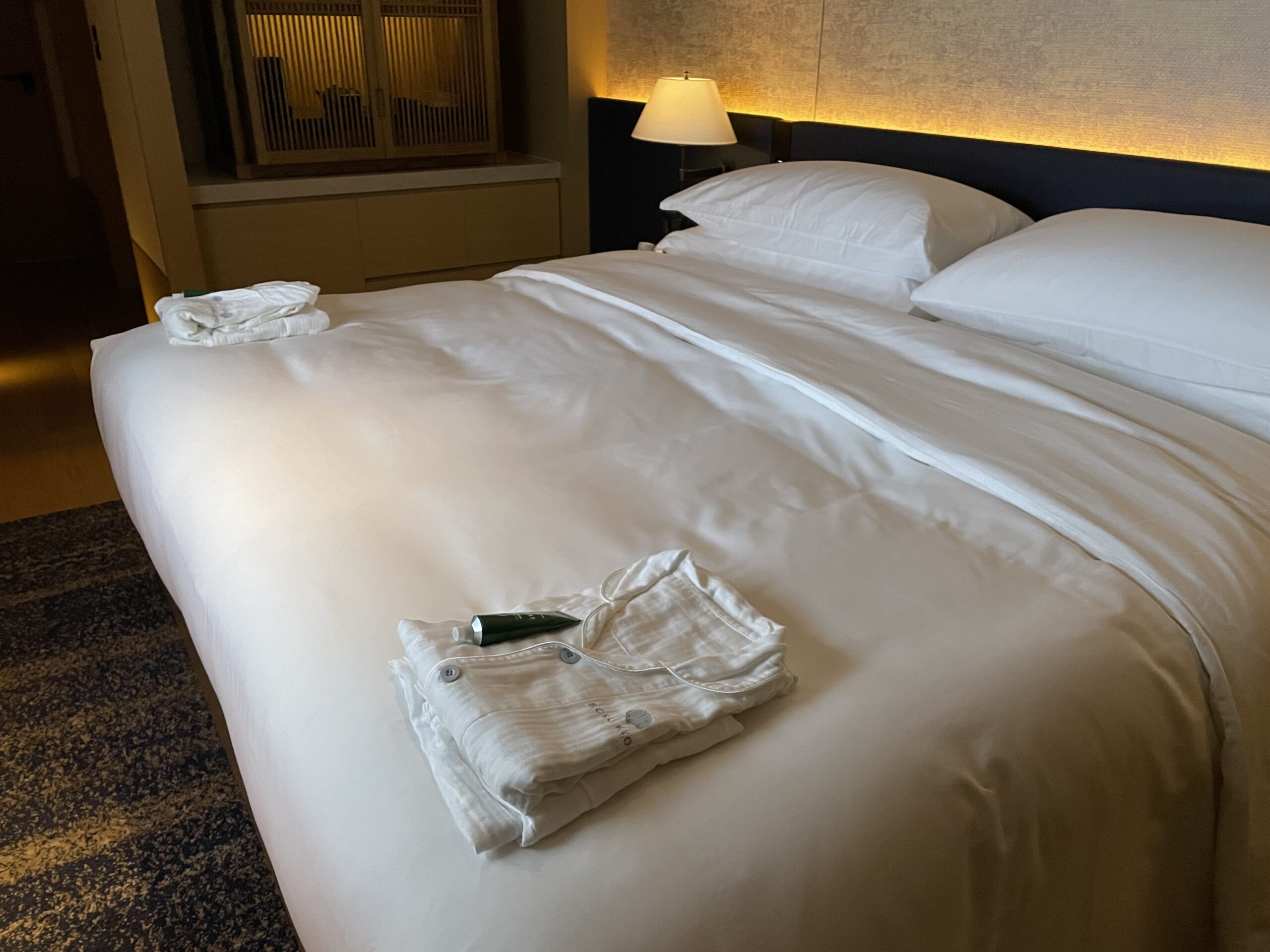 ロク京都 客室 ベッド 浴衣