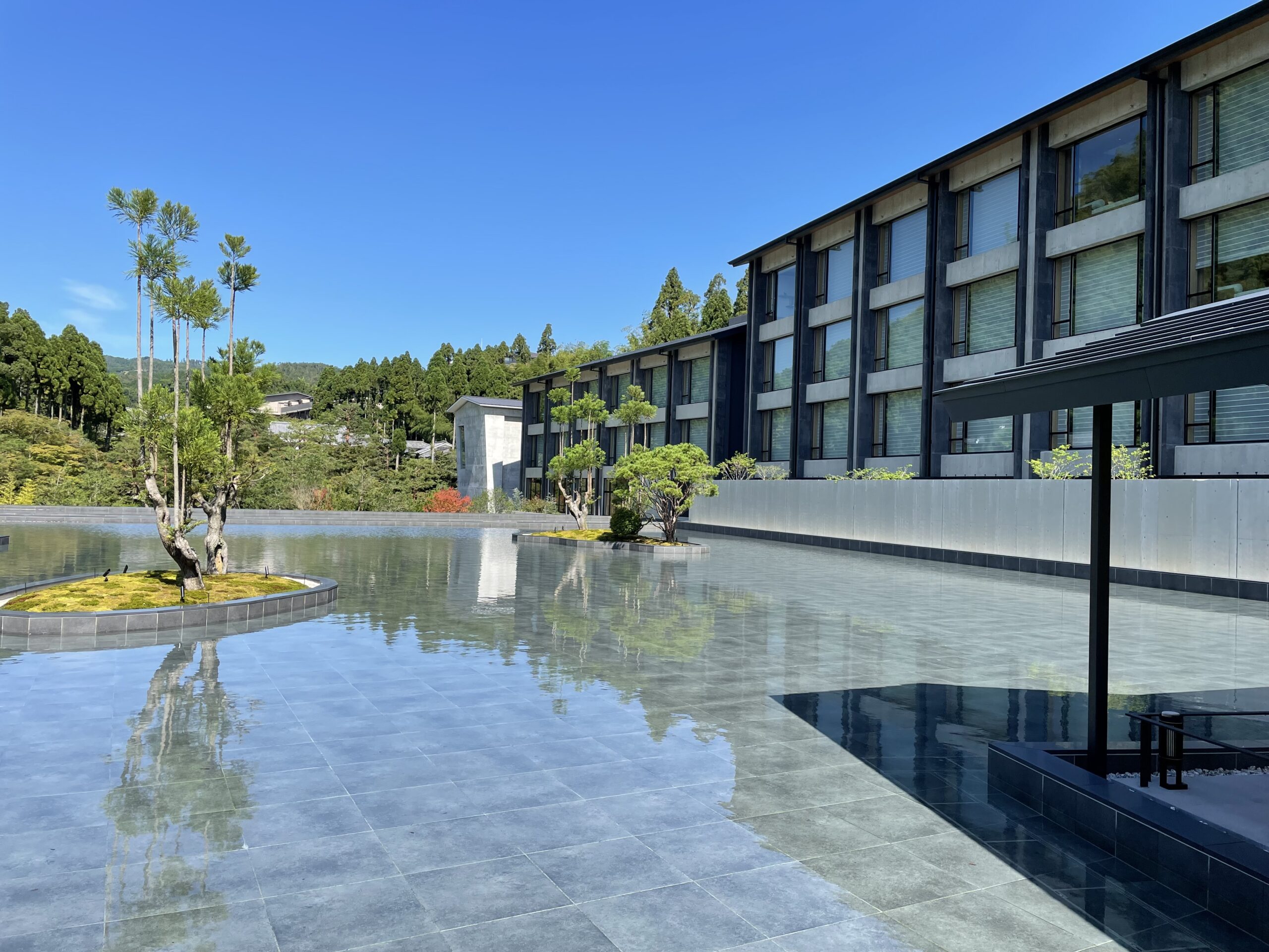 ロク京都 外観 水盤