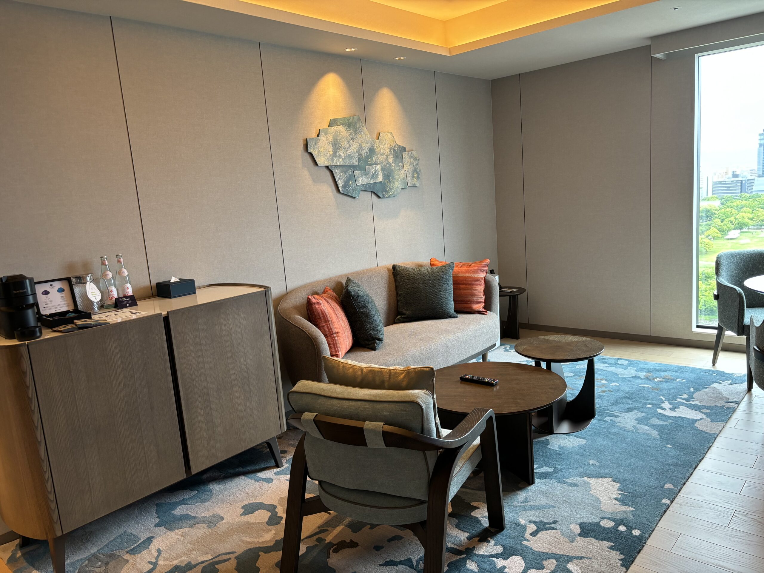 ダブルツリー大阪城公園 コーナースイート リビング別角度