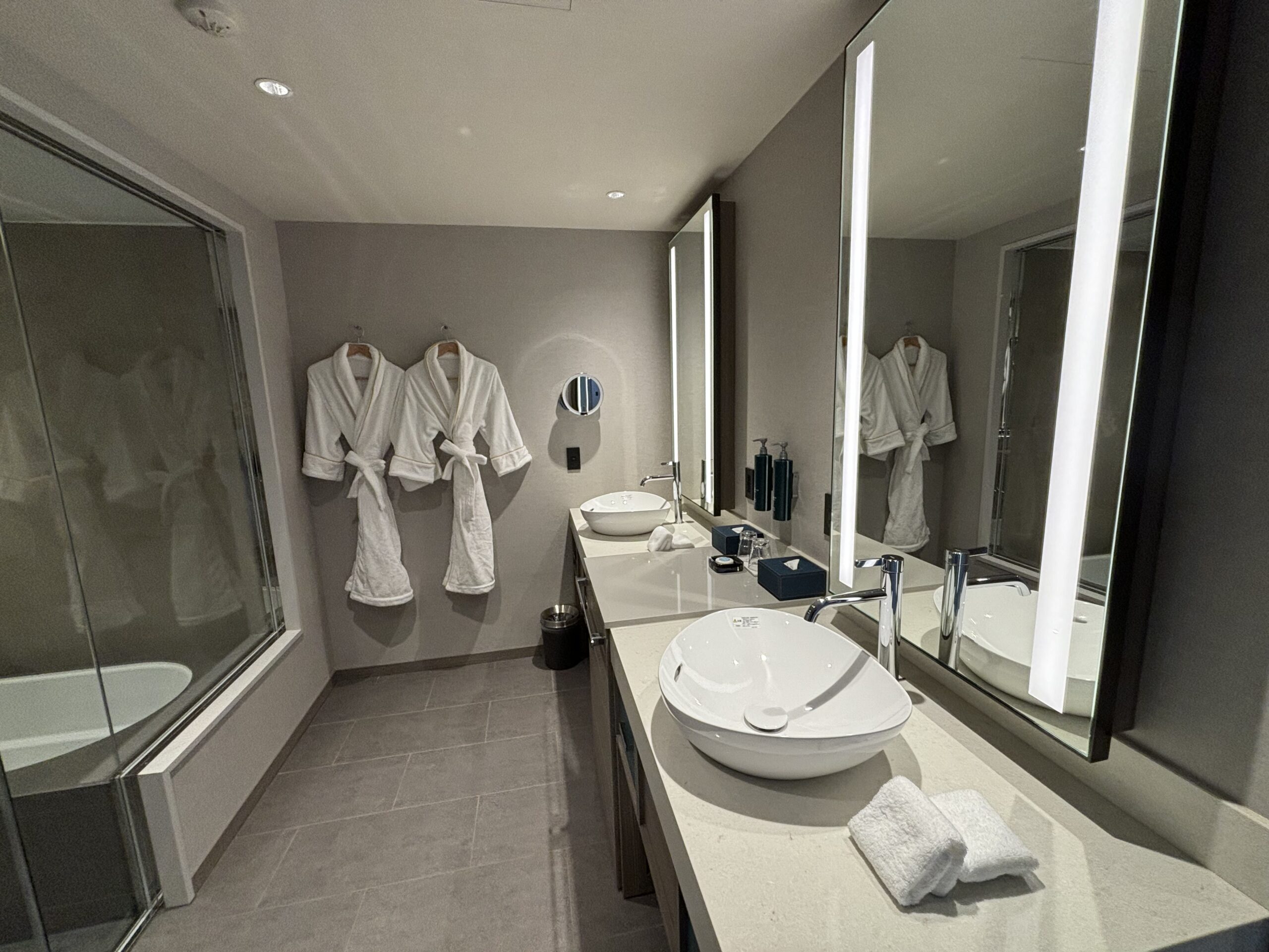 ダブルツリー大阪城公園 バスルーム 洗面台2つ