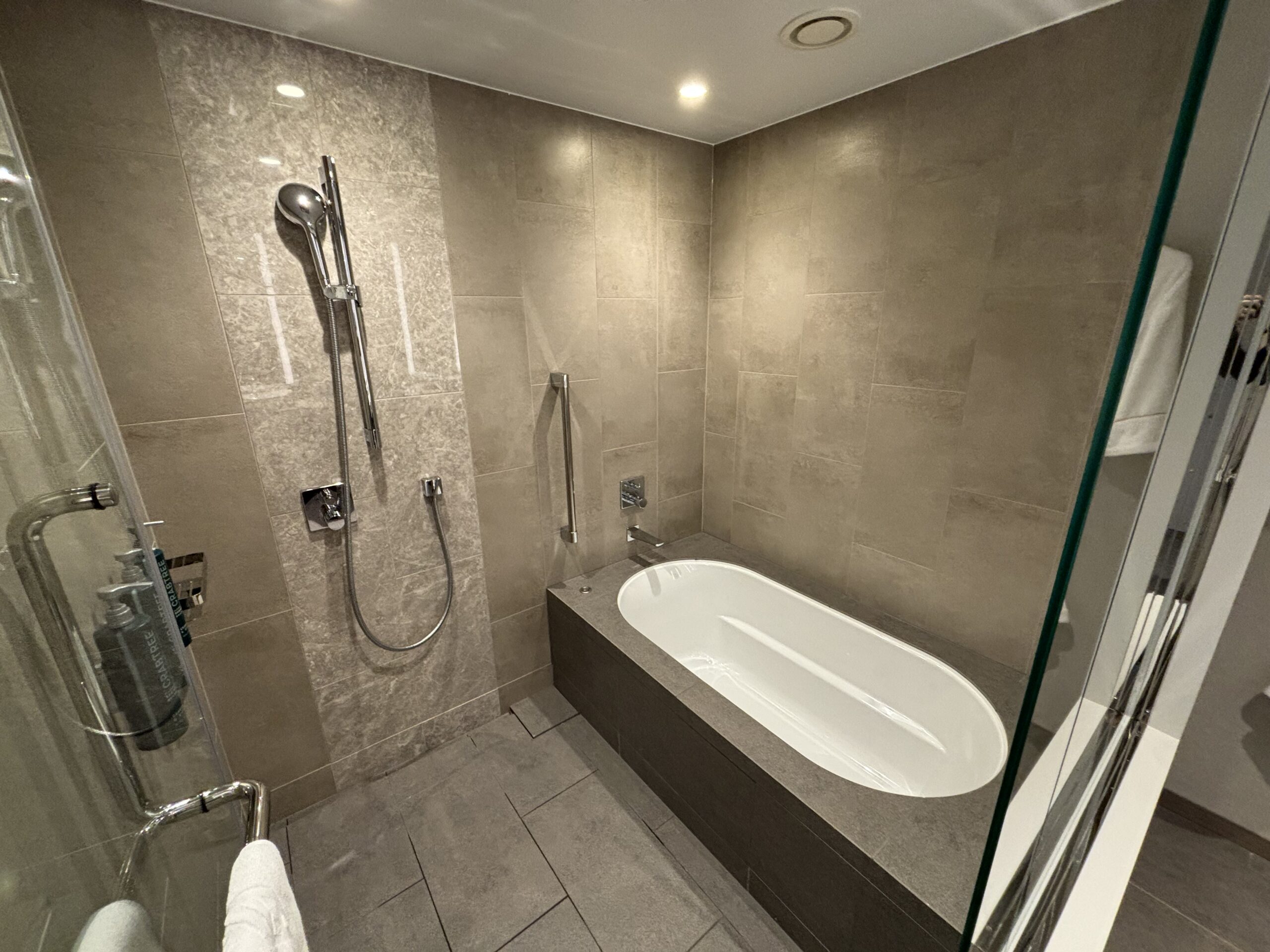 ダブルツリー大阪城公園 バスタブ シャワー分離