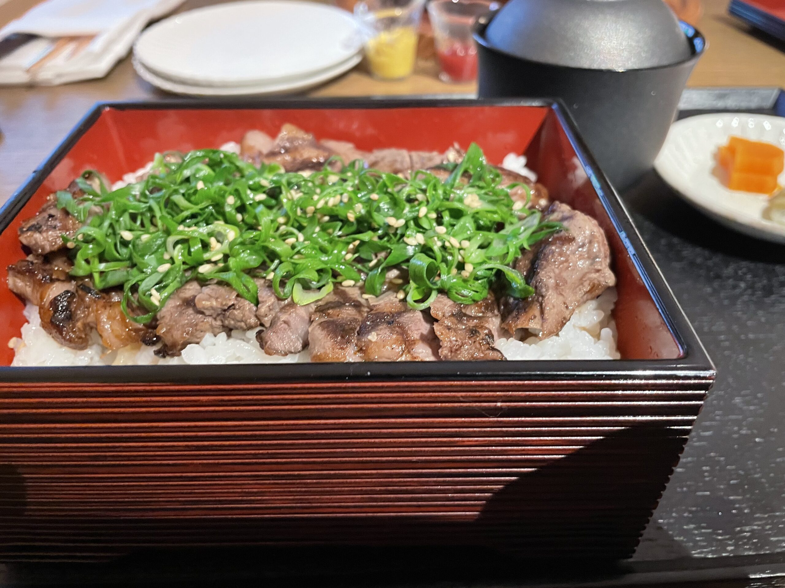 ロク京都 インルームダイニング 和牛リブロイン丼