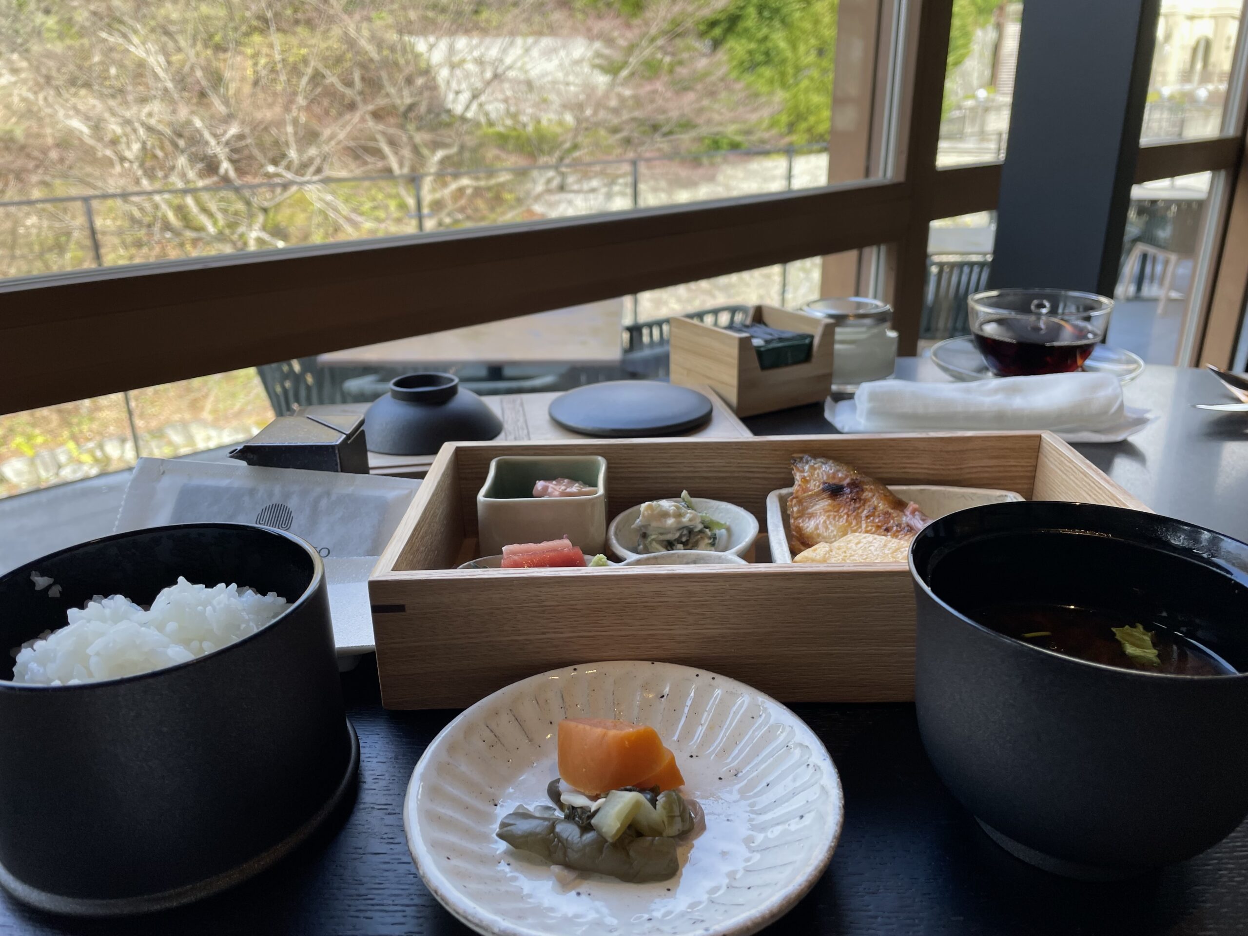 ロク京都 和朝食 窓から庭の景色
