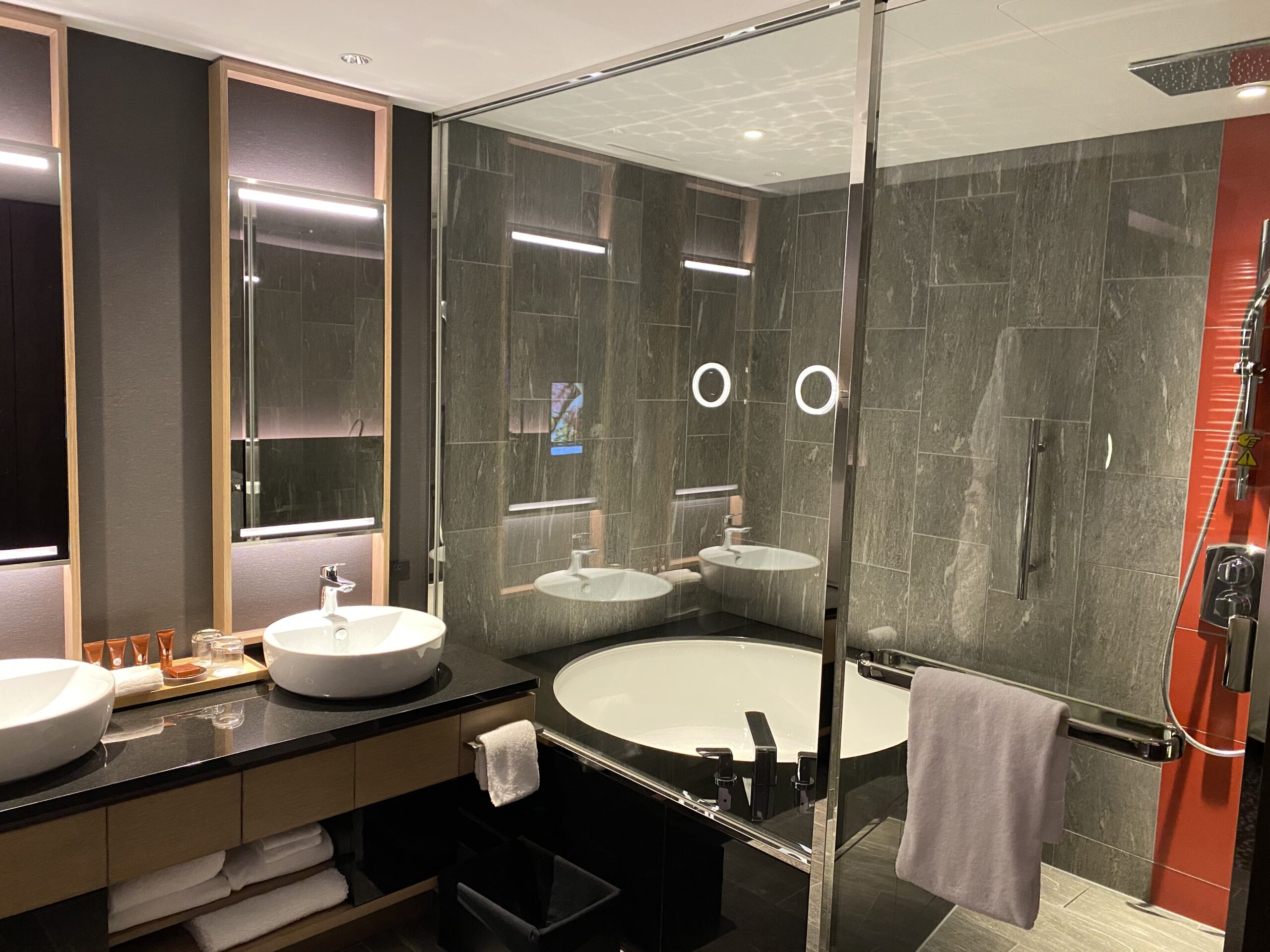 コンラッド大阪 バスルーム 円形バスタブ 大理石