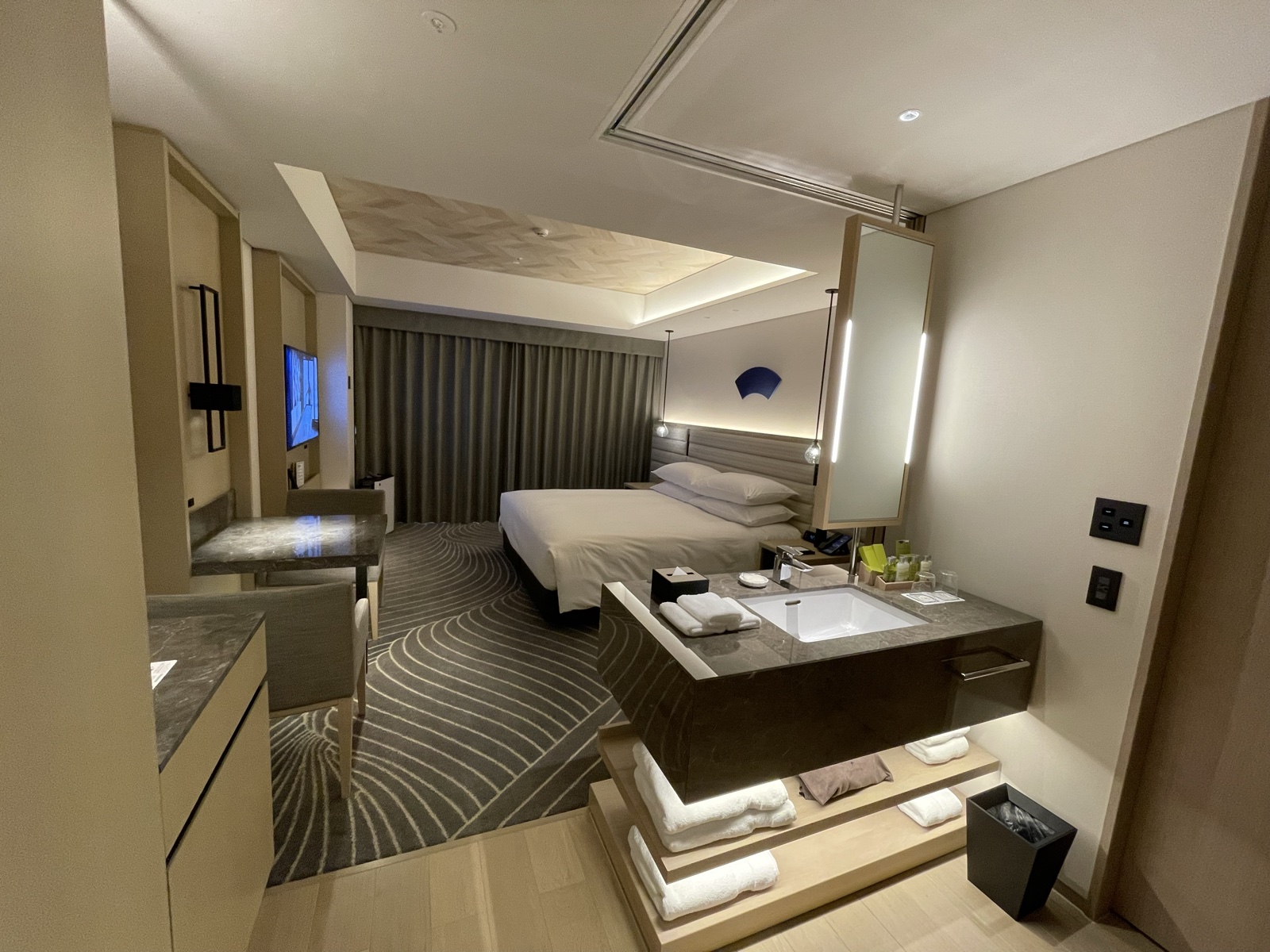 ヒルトン長崎 ラウンジ軽食 角煮まんとミニサンドイッチ