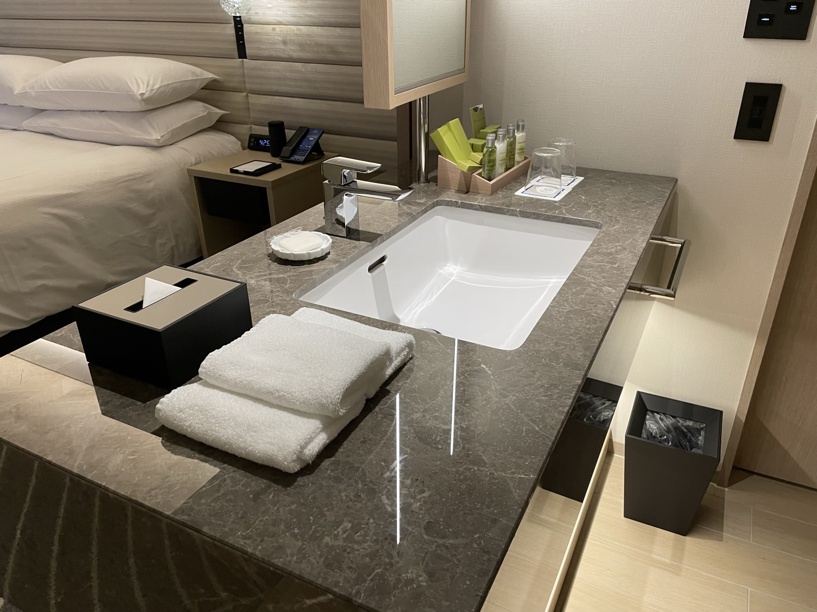 ヒルトン長崎の外観 中島川沿いの12階建て