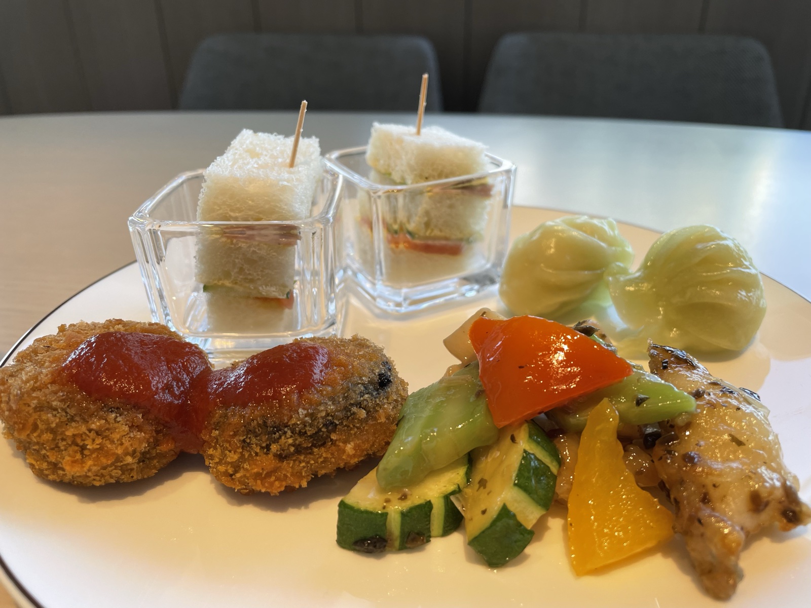 ヒルトン長崎 ラウンジ内装 モダンで上質