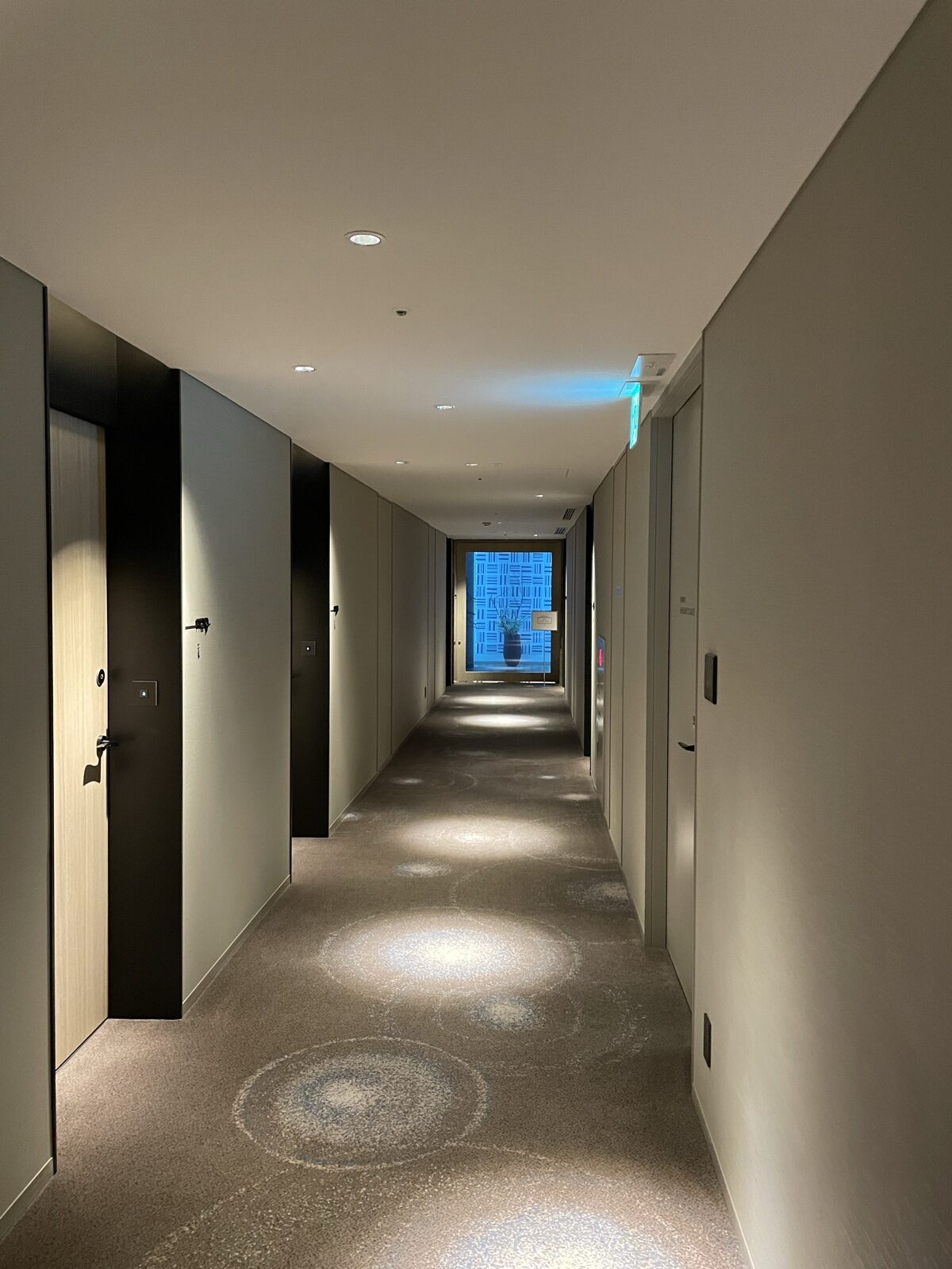 ヒルトン長崎 大浴場へのアプローチ 凧モチーフ