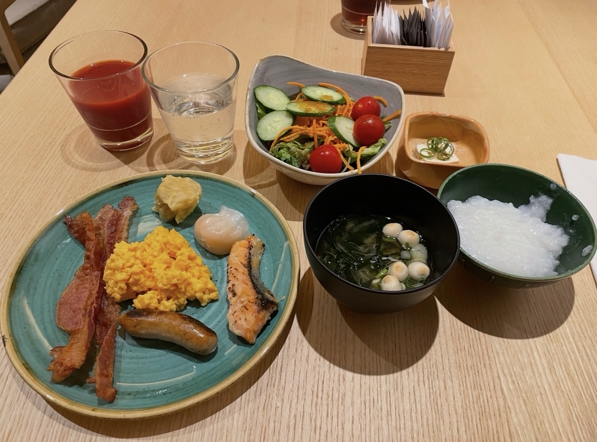 ダブルツリーbyヒルトン京都東山 朝食ビュッフェのプレート（焼き鮭・スクランブルエッグ・お粥・味噌汁）