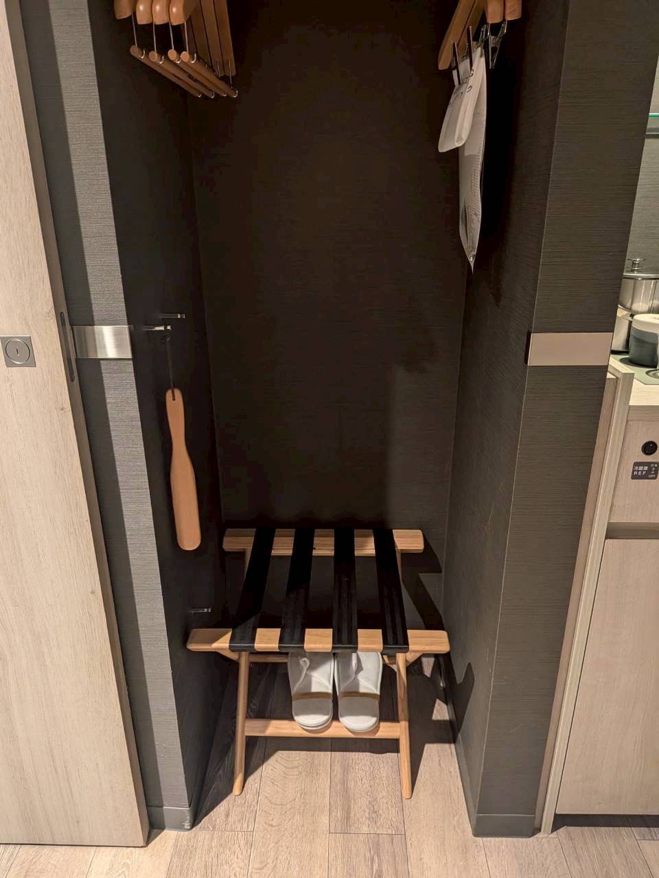 客室玄関のベンチとスリッパ