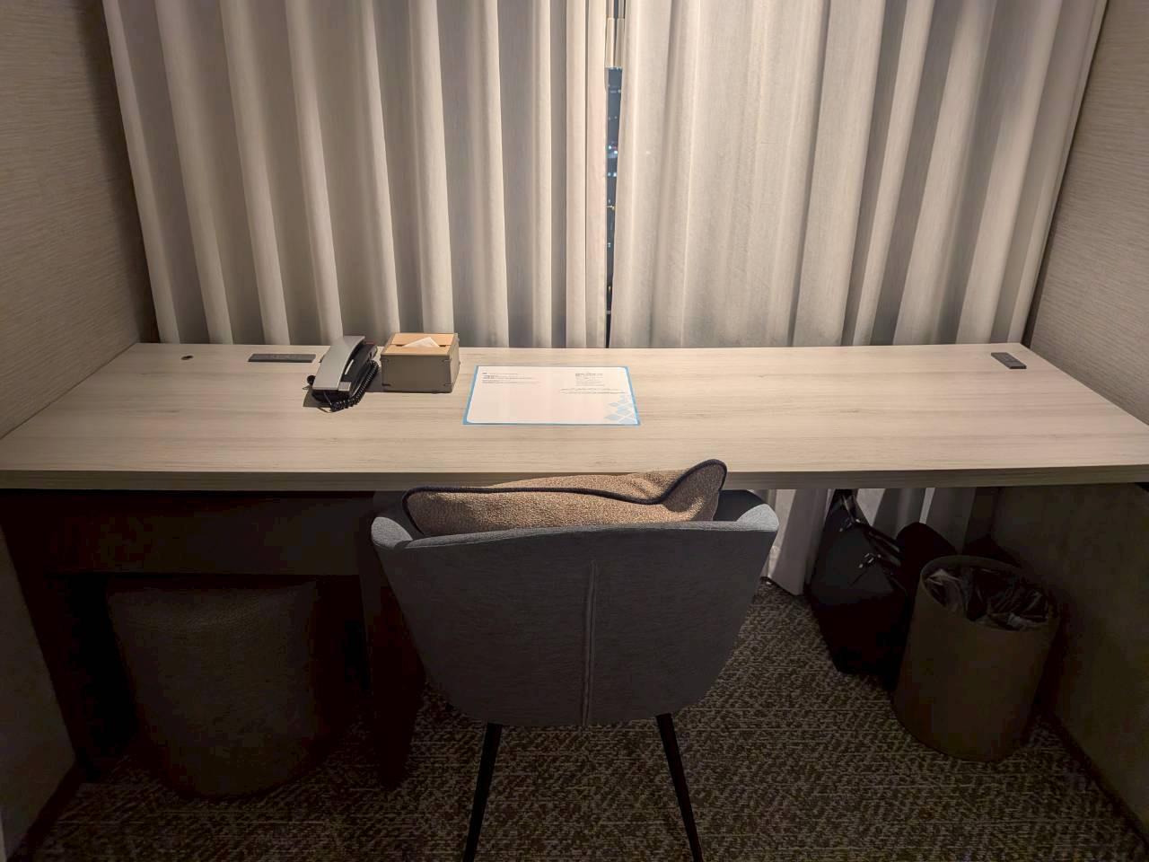 客室デスクと電話