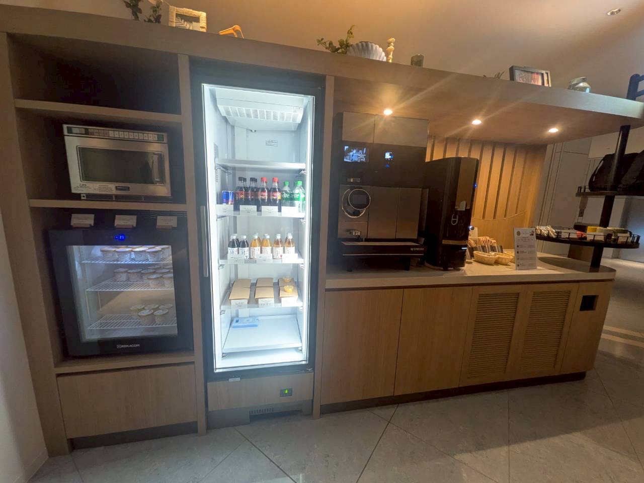 1F売店&To Go ドリンク冷蔵庫とコーヒーマシン