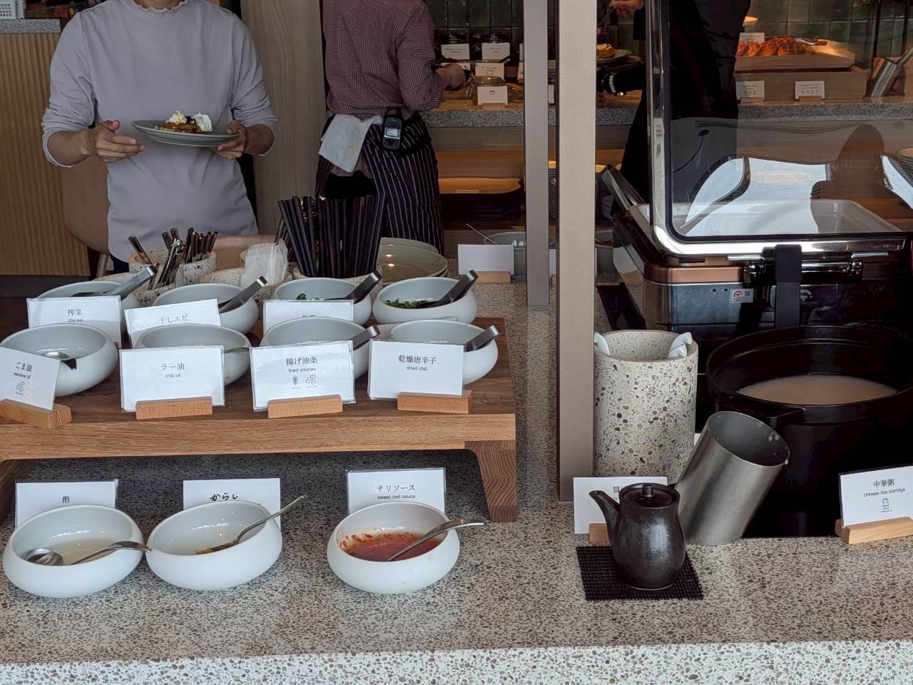 朝食ビュッフェ トッピング・調味料コーナー