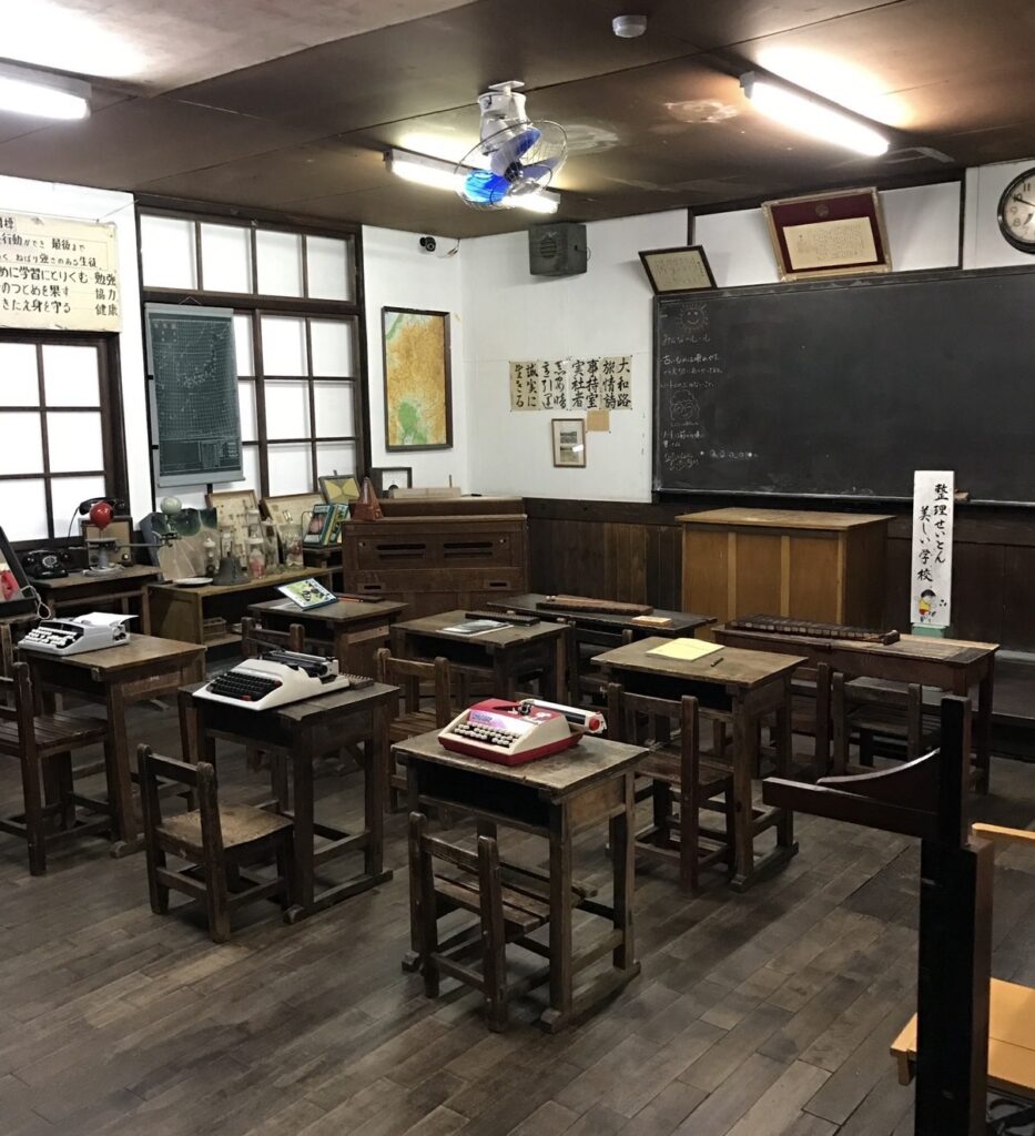 教壇に立てる昭和30年代の教室セット