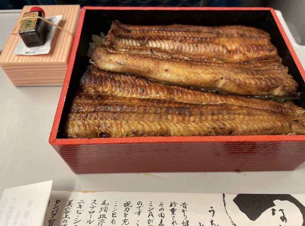 小田原・友栄のうなぎ蒲焼を新幹線車内で実食