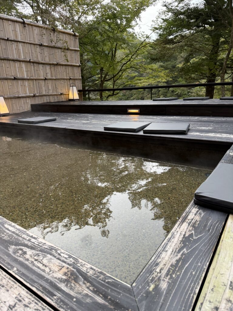 界 秋保 ラウンジ併設の足湯