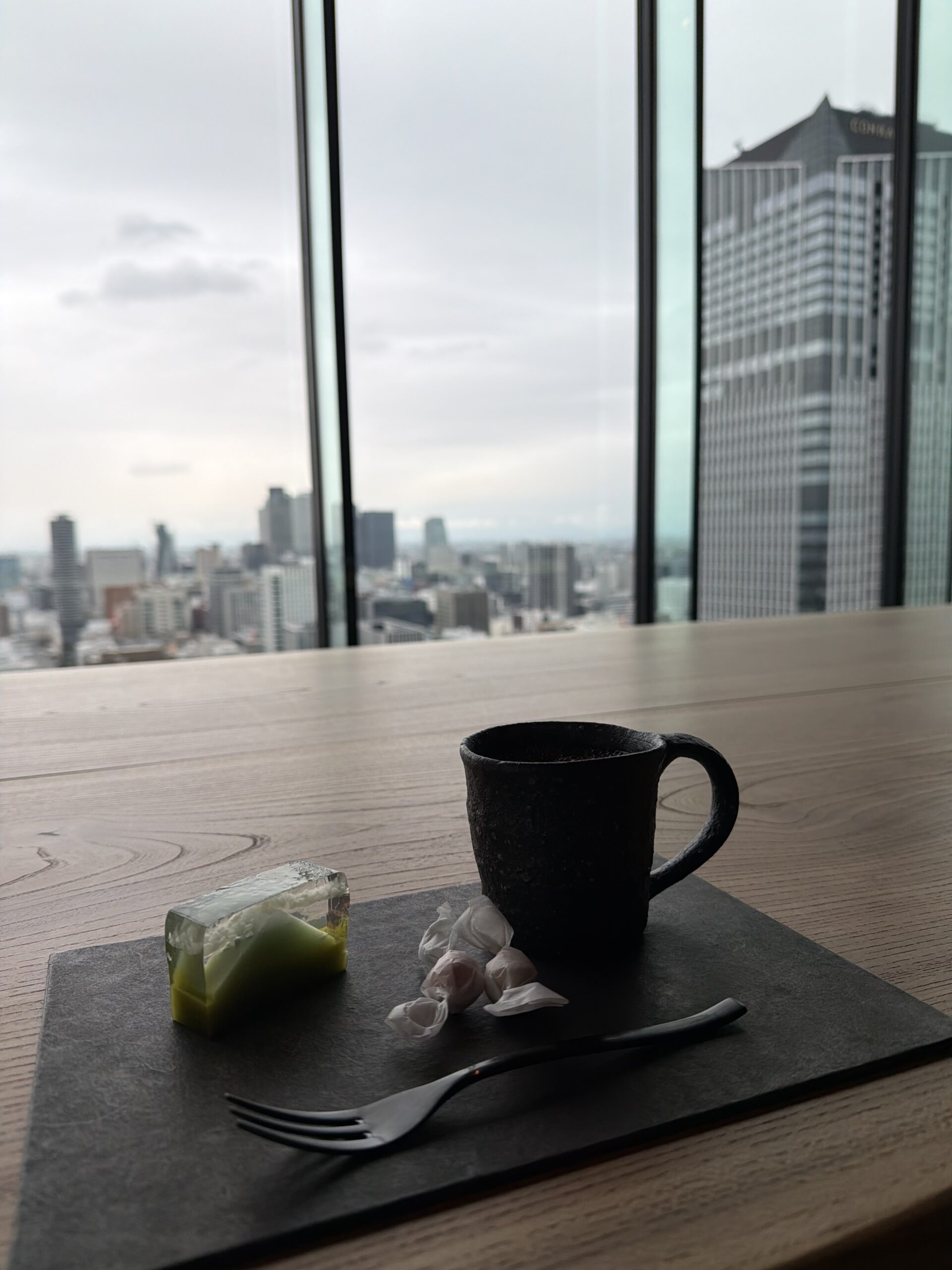 甘乃原（あまのはら）夏 シャインマスカット羊羹とコーヒー｜窓の外には建設中のコンラッド名古屋が見える