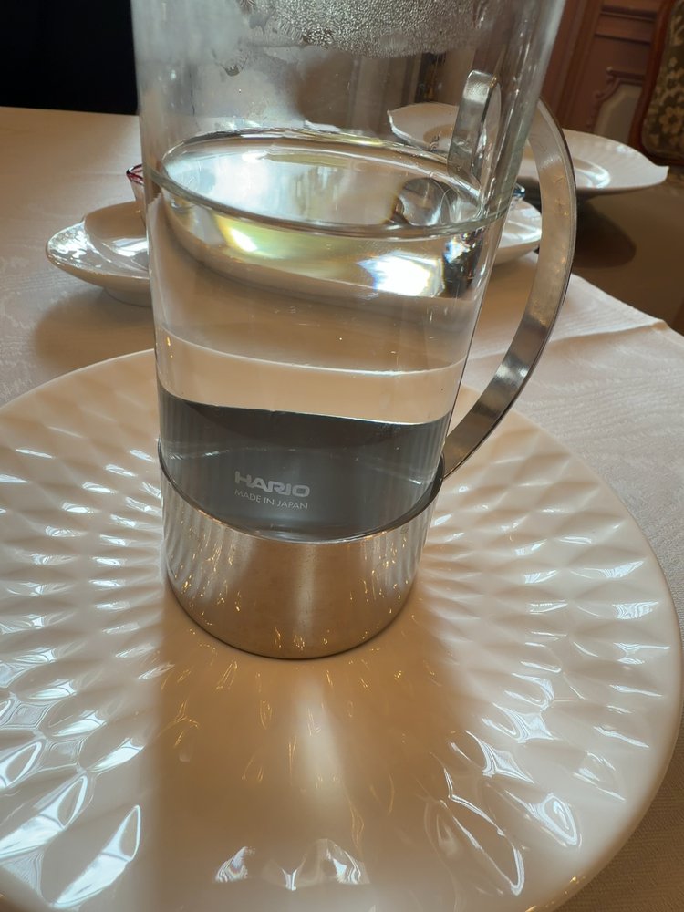 長楽館の朝食で供される水(HARIOのピッチャー)。白湯か水か、温度まで選べる