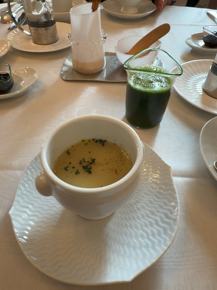 長楽館の朝食のスープとグリーンスムージー