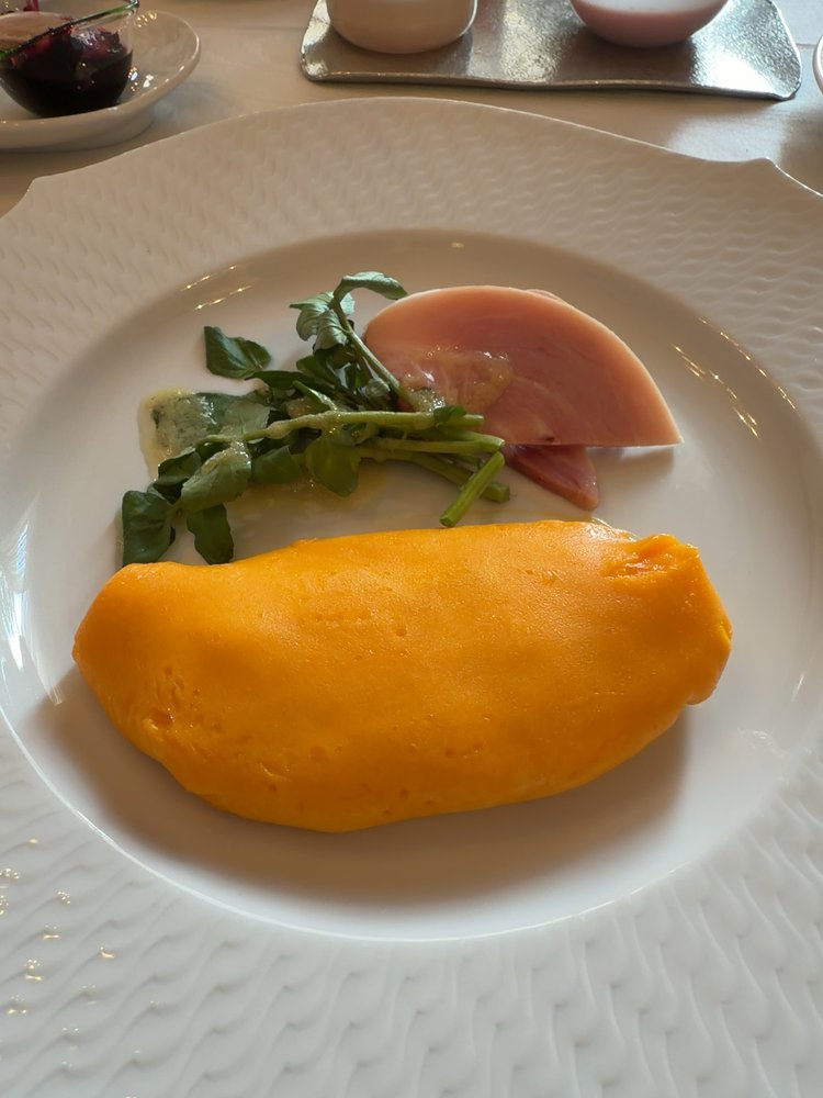 長楽館の朝食のメイン、ふわとろのオムレツとハム