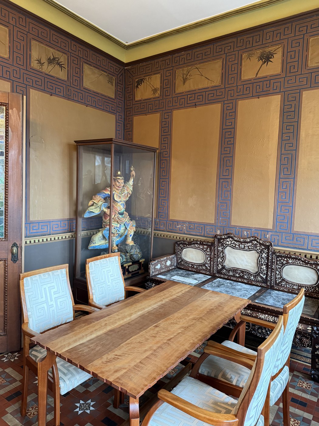 長楽館「中国の間」雷文模様の天井と螺鈿細工の調度(開店前の無人の館内)