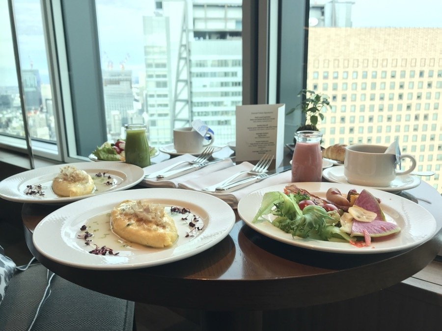 コンラッド東京の朝食(高層階からの眺望・エッグベネディクト・スムージー)