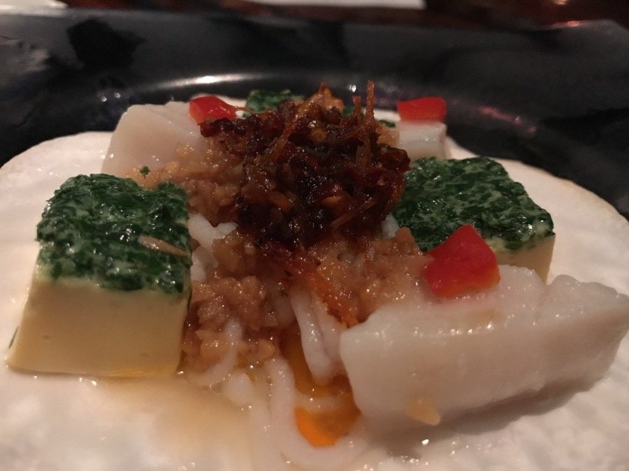 チャイナブルーのホタテと豆腐の蒸し物(季節の珍しい食材を使用)
