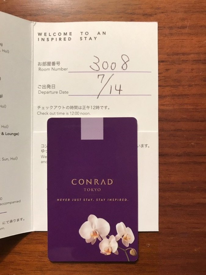 コンラッド東京のウェルカムカードとルームキー