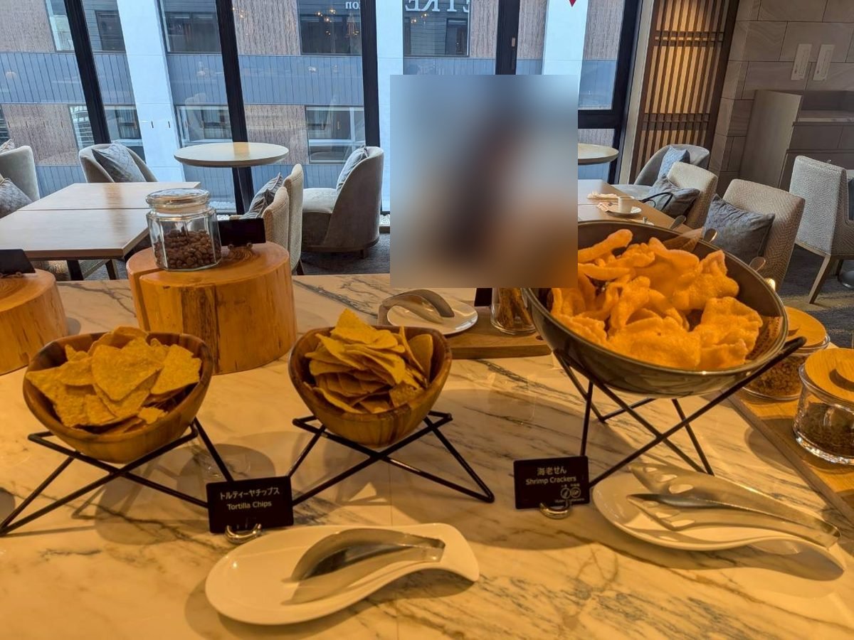 ダブルツリー京都駅 エグゼクティブラウンジのスナック トルティーヤチップスと海老せん(窓際席から京都駅前を一望)