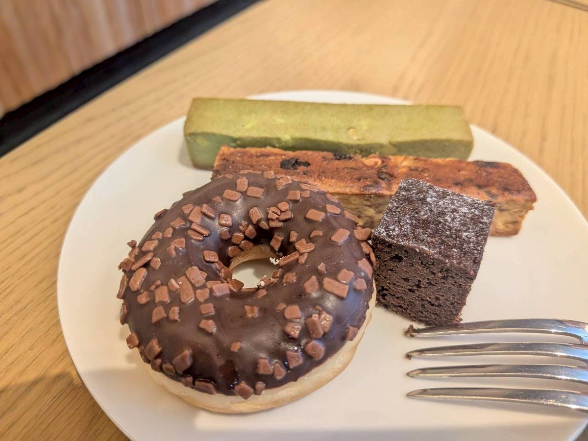 ダブルツリー京都駅 ラウンジ・カフェのスイーツ 抹茶フィナンシェ ブラウニー チョコドーナツ