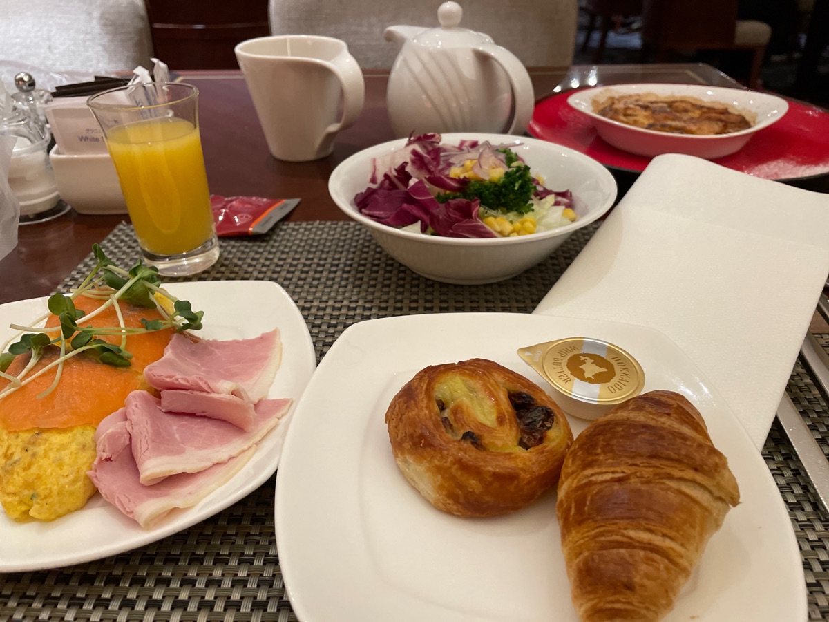 ヒルトン東京(新宿)の朝食ビュッフェ。スモークサーモン・ハム・スクランブルエッグ・クロワッサン