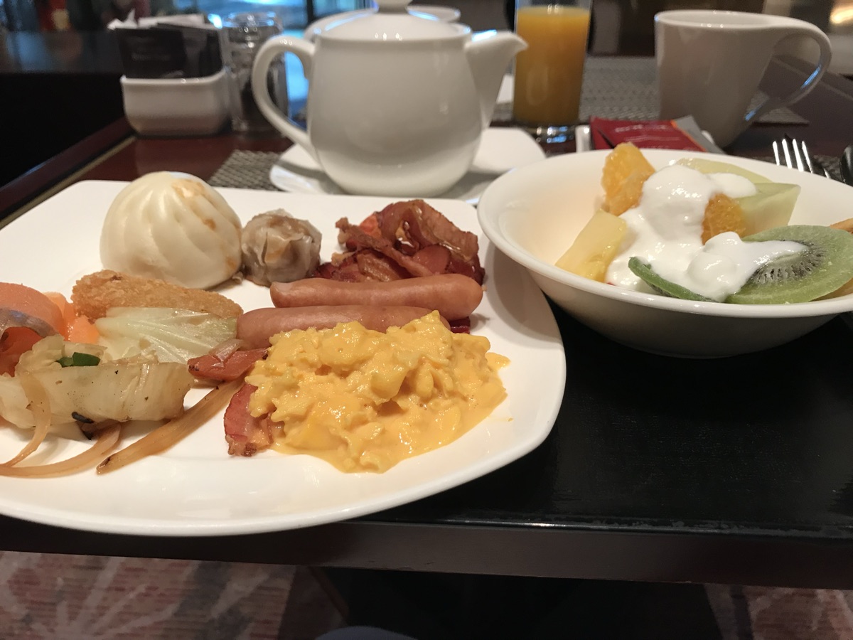 ヒルトン東京(新宿)の朝食ビュッフェ。肉まん・焼売・ソーセージ・スクランブルエッグ・フルーツヨーグルト