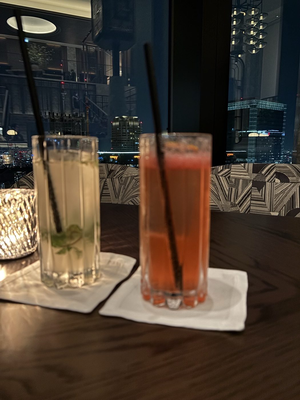 ピーコックアレーの夜景とカクテル