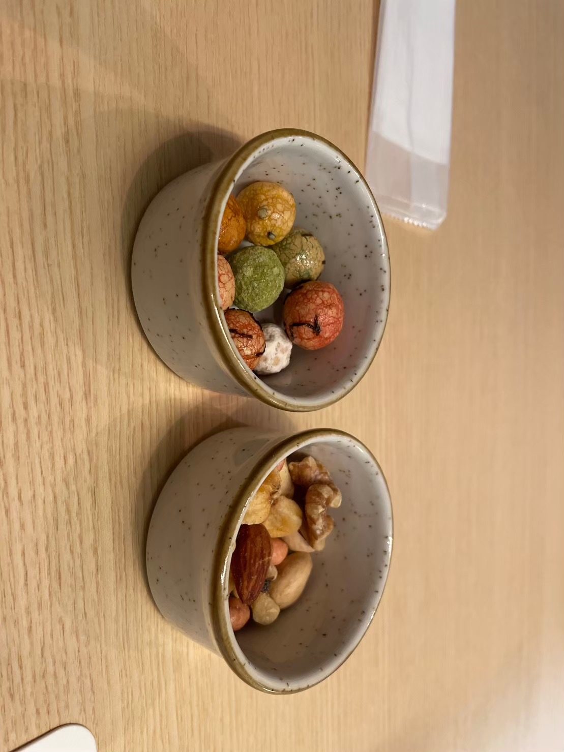 ダブルツリーbyヒルトン京都東山 ラウンジ・バーで出された豆菓子とミックスナッツ