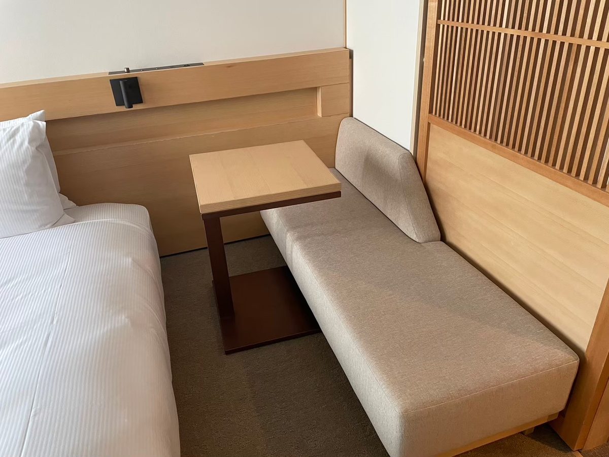 ダブルツリーbyヒルトン京都東山 客室のソファベッドと格子の間仕切り