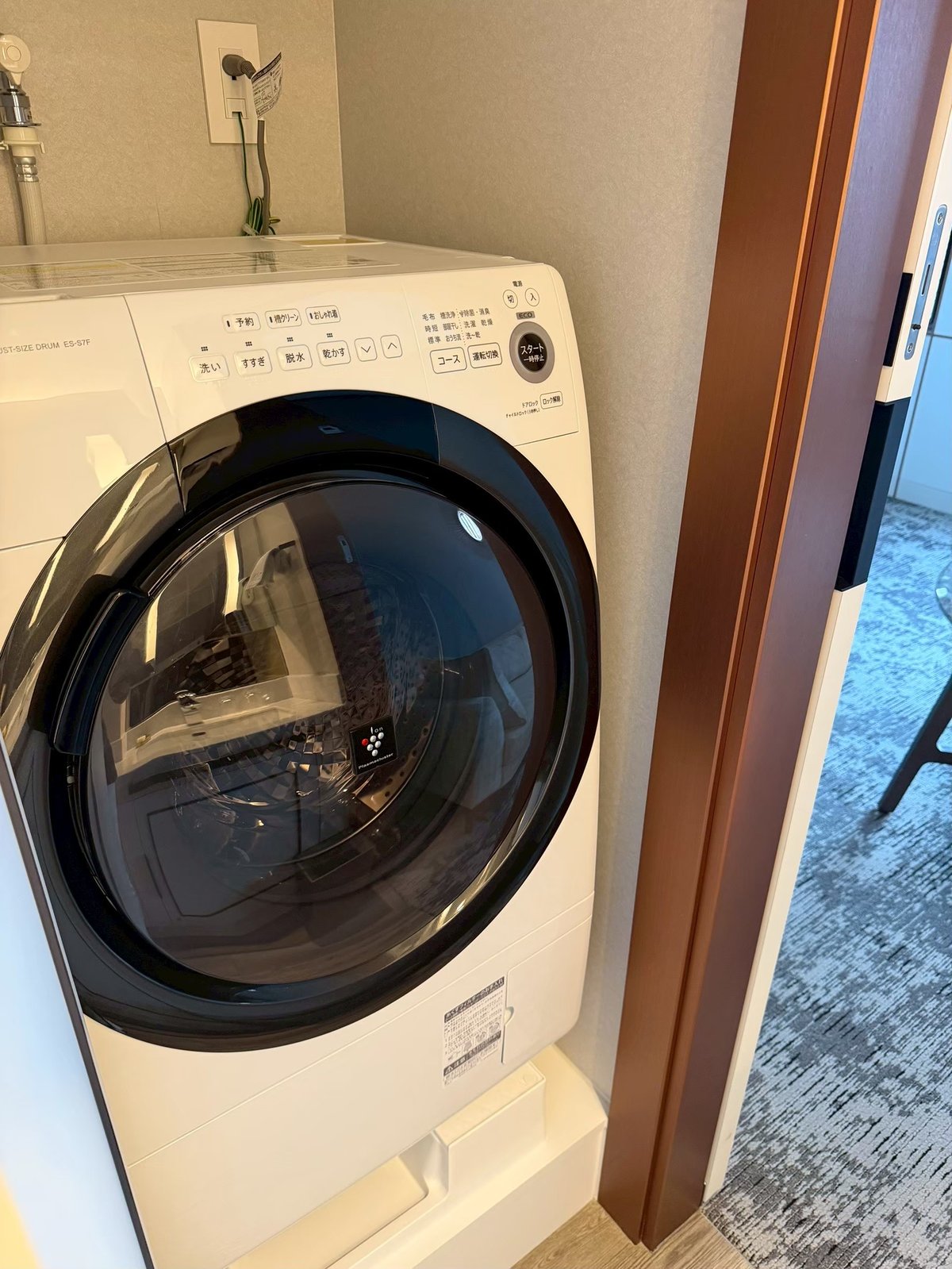 935号室に備え付けのドラム式洗濯乾燥機