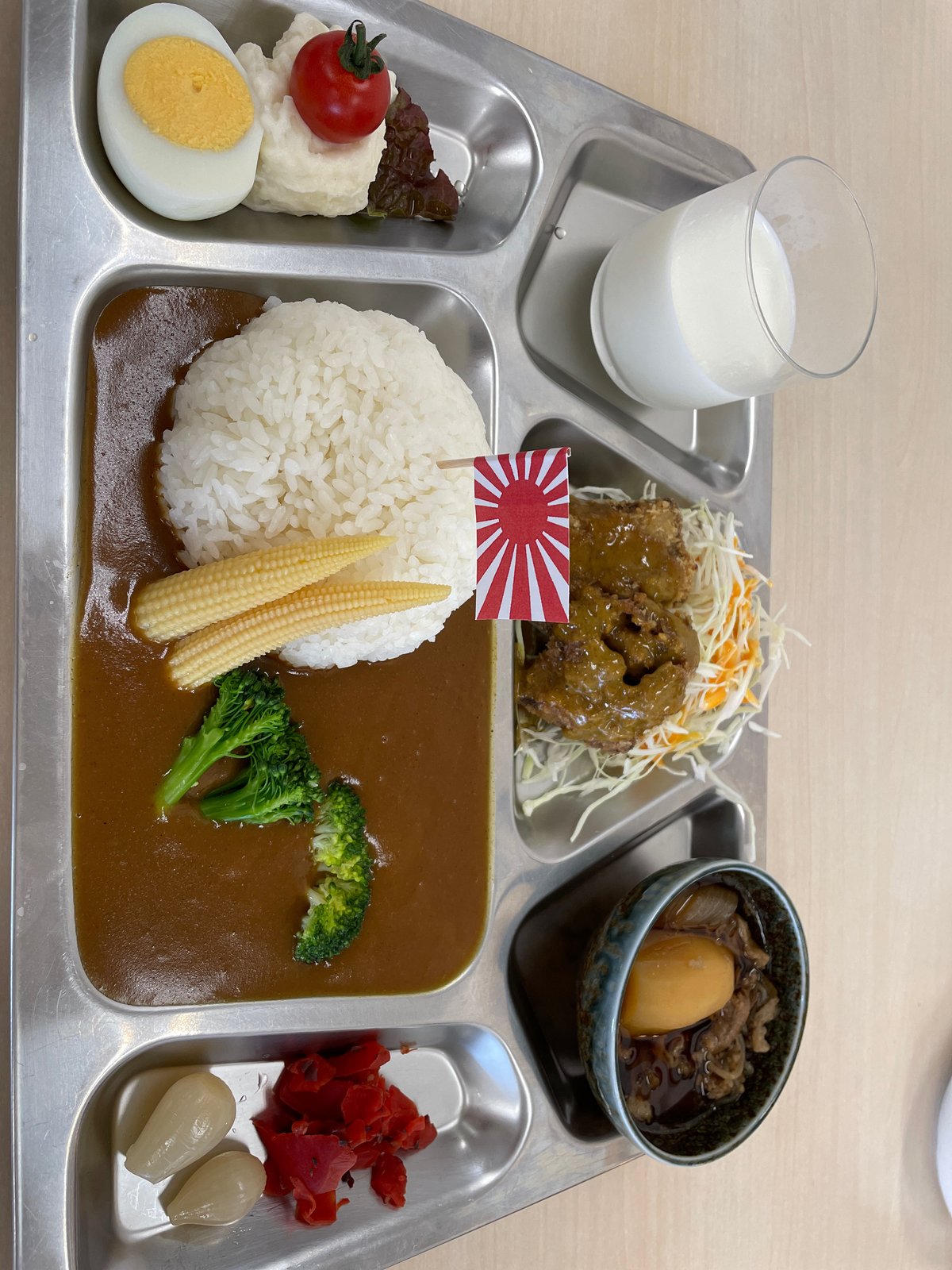 呉ハイカラ食堂の潜水艦そうりゅうテッパンカレー（金属トレー・クジラカツ・肉じゃが・牛乳付き）