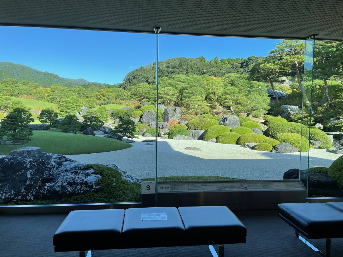 足立美術館の本館ロビーの大窓から見る枯山水庭