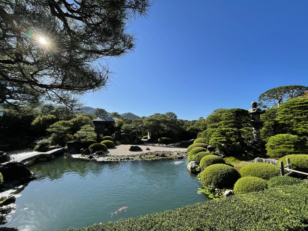 足立美術館の池庭。鯉が泳ぐ池と石灯籠