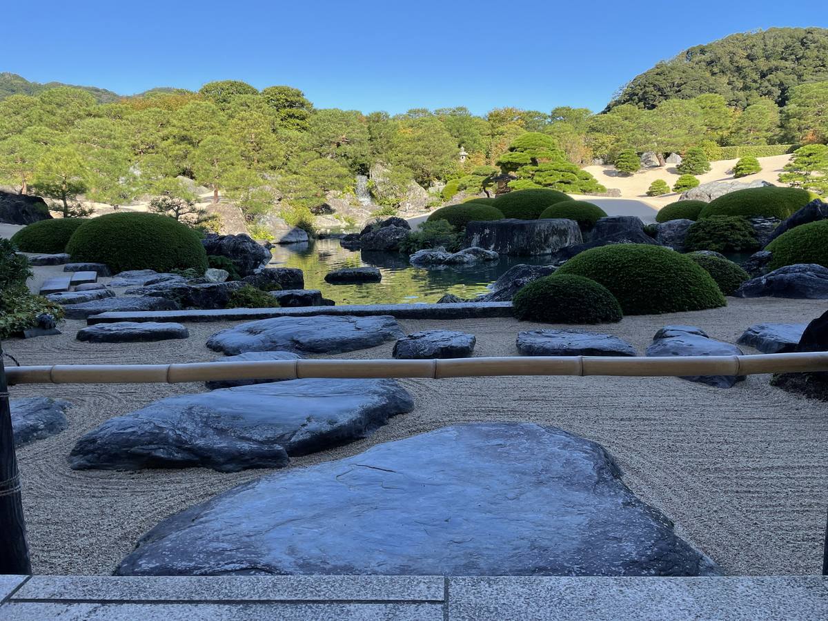 足立美術館の枯山水庭。白砂と石組と刈り込み