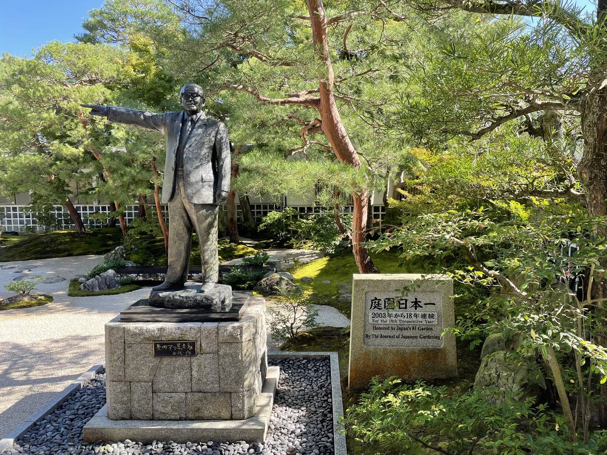 足立全康像と「庭園日本一 2003年から18年連続」の碑