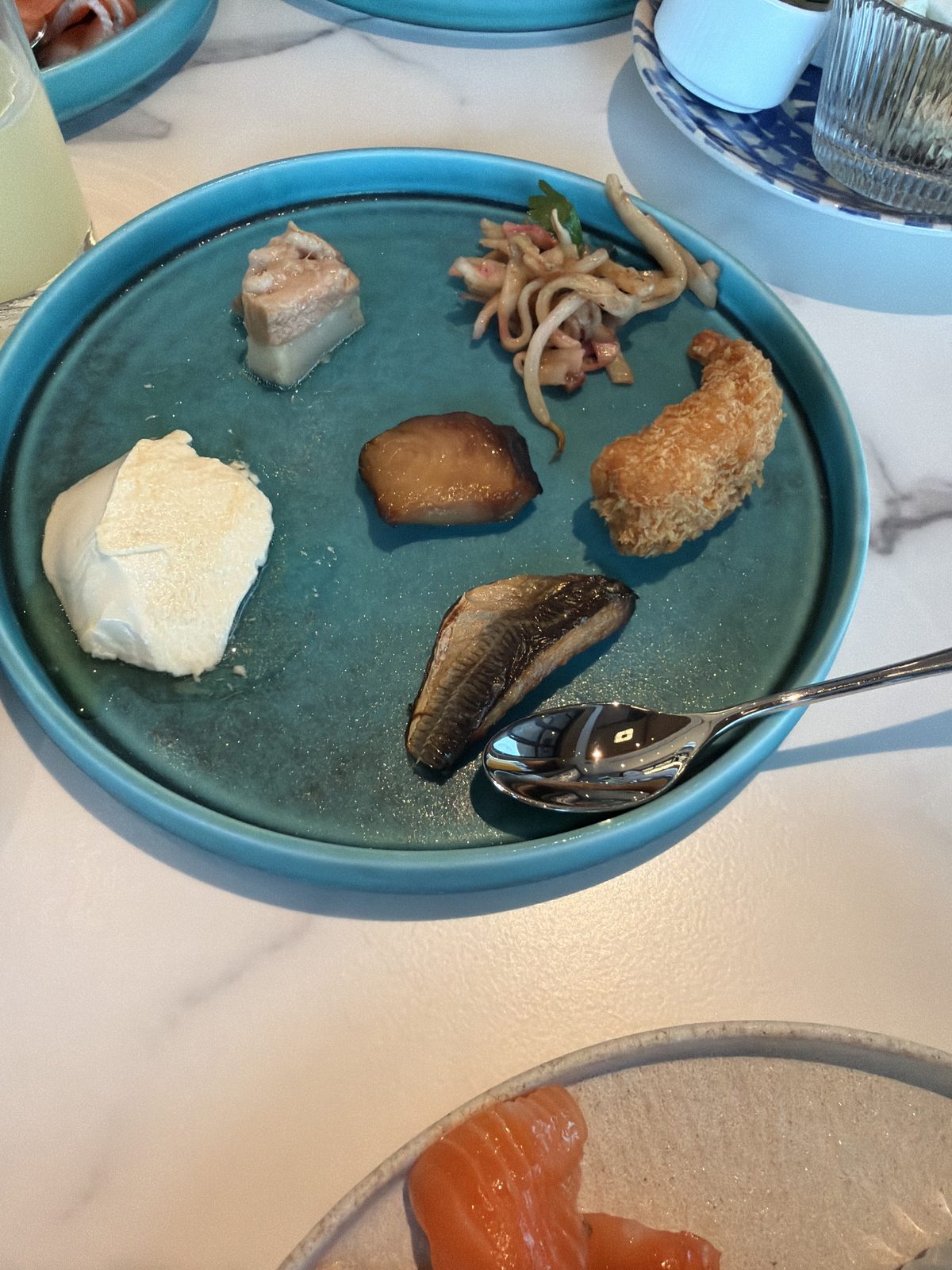 コンラッド名古屋の朝食ビュッフェから取ってきた和の小鉢を盛った青い皿