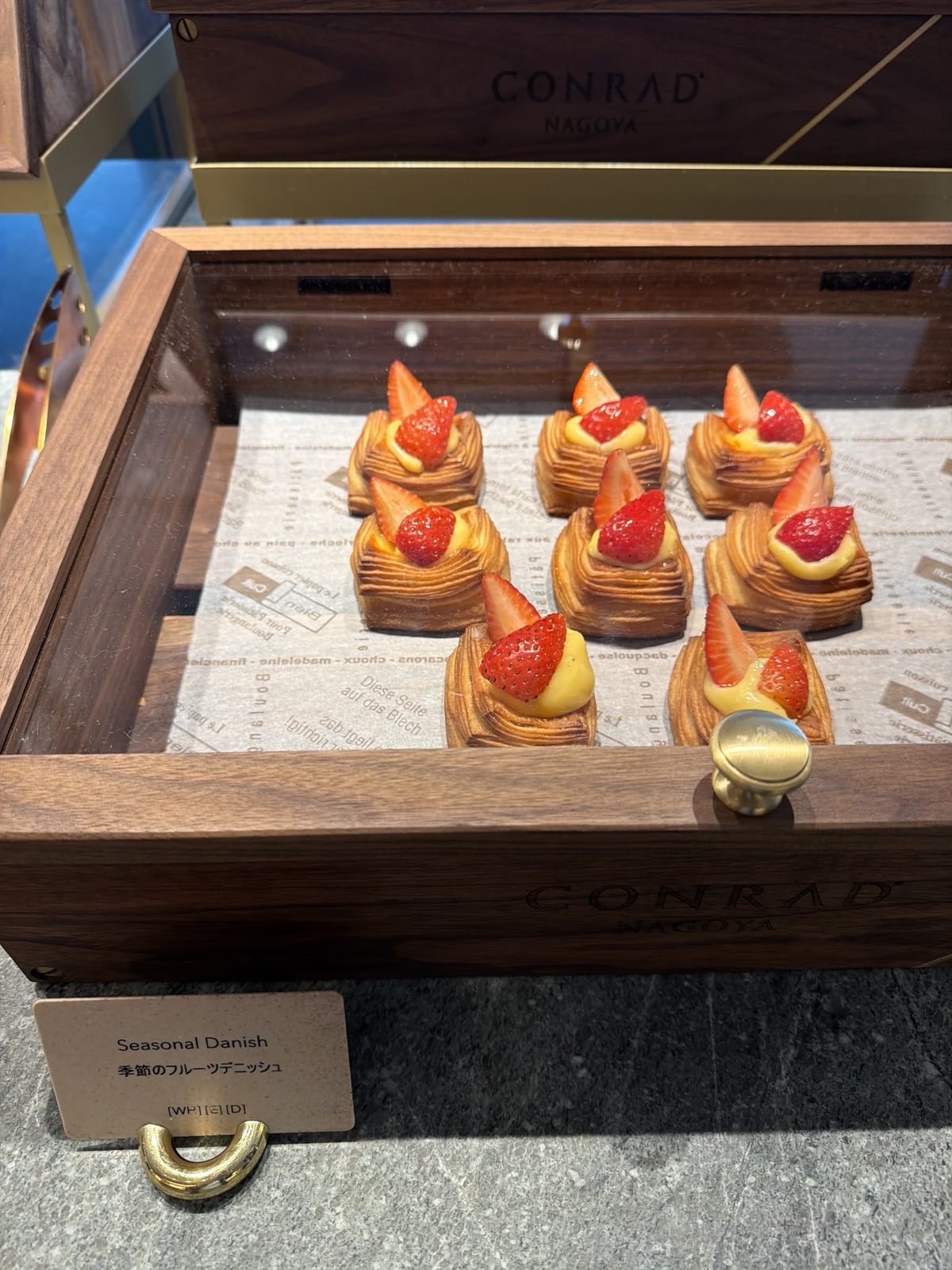コンラッド名古屋の朝食 CONRAD NAGOYAの刻印が入った木箱に並ぶ季節のフルーツデニッシュ