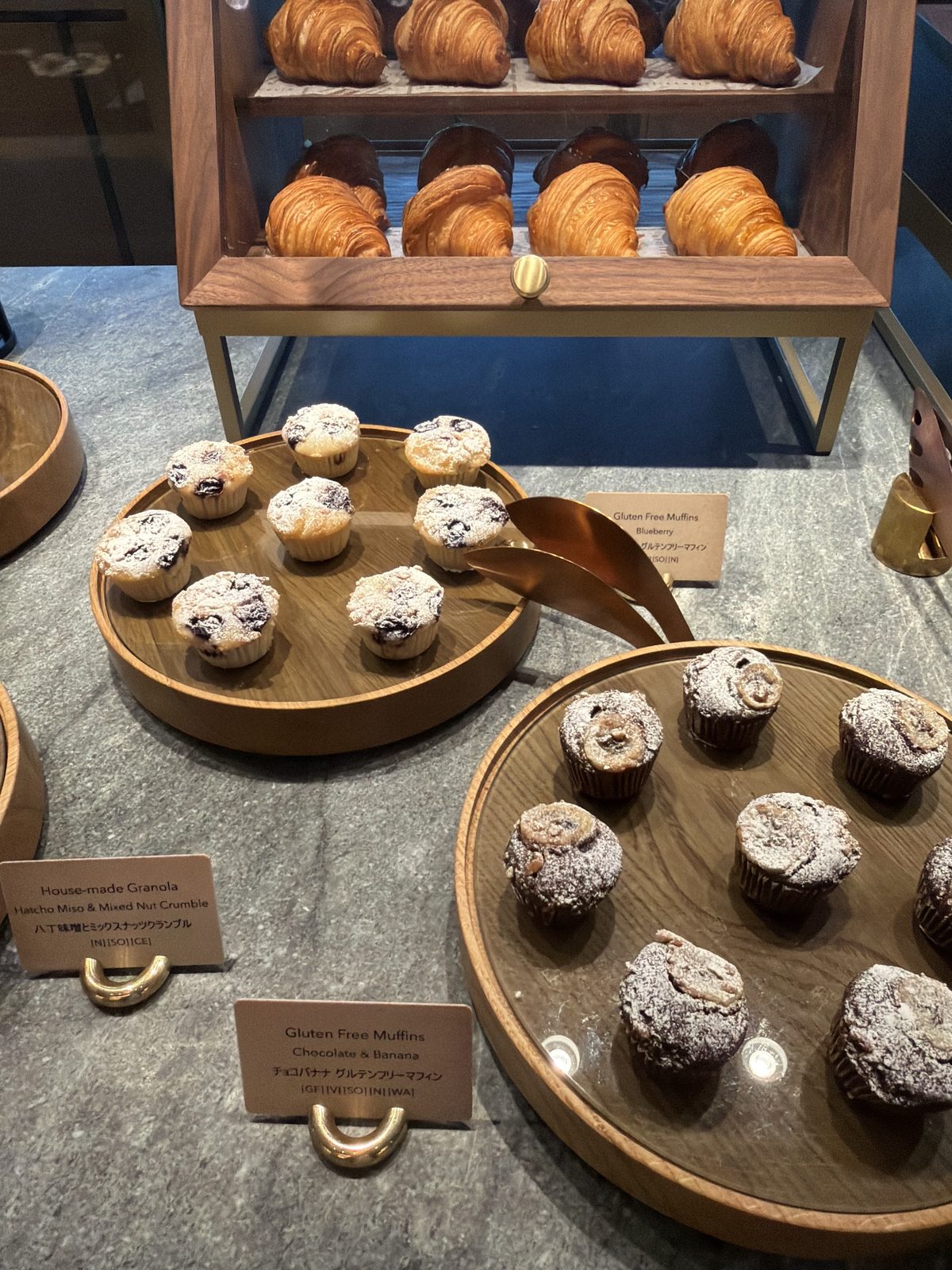 コンラッド名古屋の朝食ビュッフェ 自家製グラノーラ 八丁味噌とミックスナッツクランブル グルテンフリーマフィン クロワッサン