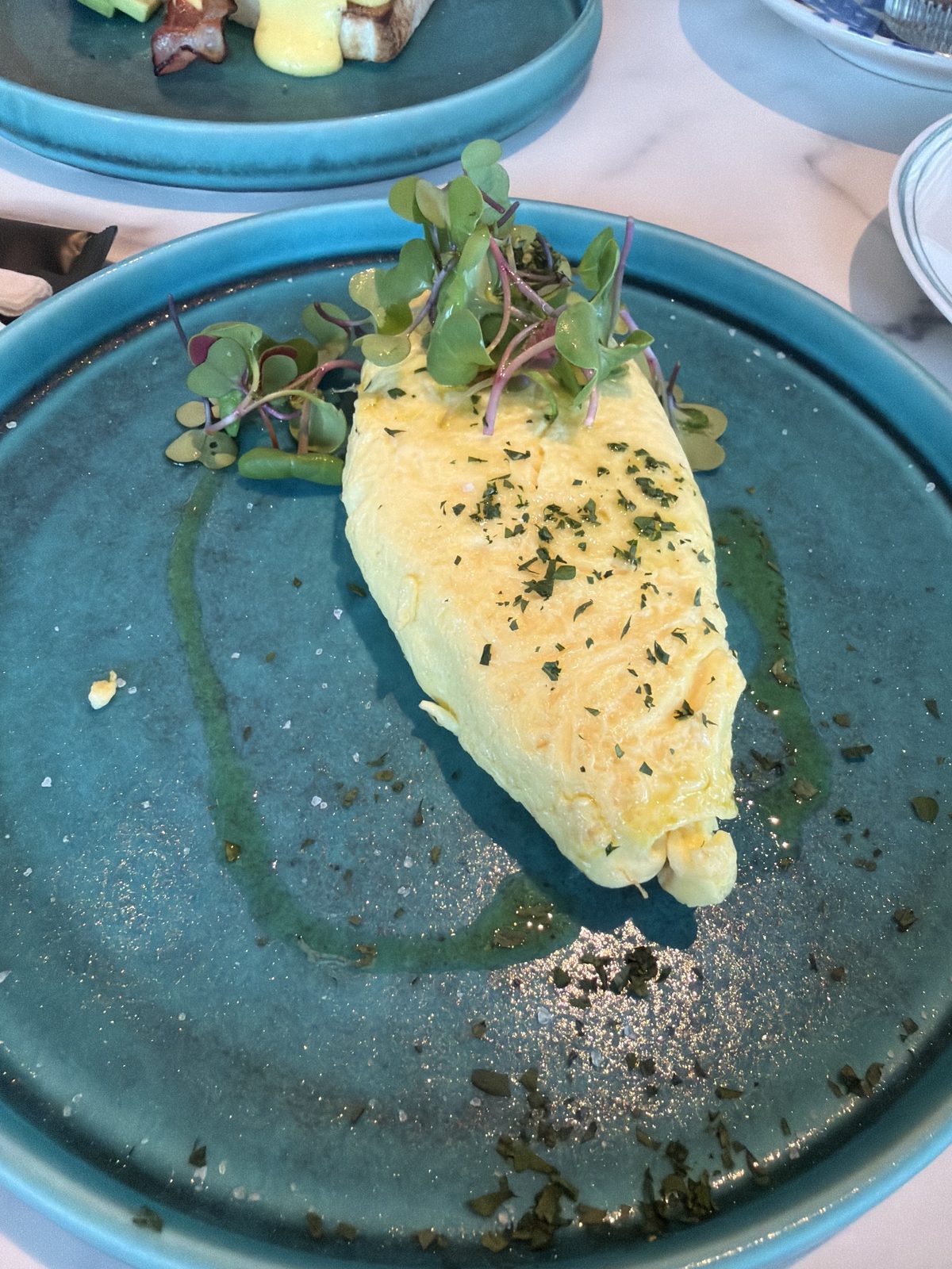 コンラッド名古屋の朝食 究極のプレーンオムレツ 芽野菜とハーブオイルを添えた一皿