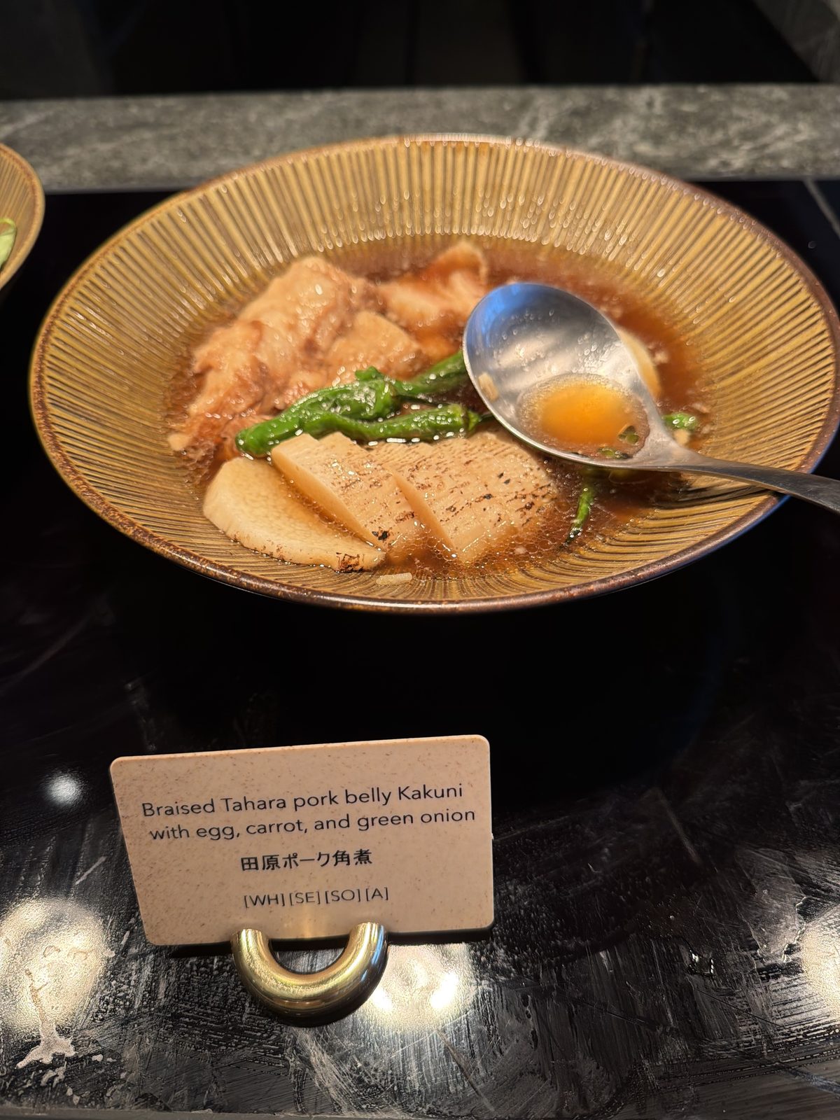 コンラッド名古屋の朝食ビュッフェ 田原ポーク角煮 Braised Tahara pork belly Kakuni の名札と器