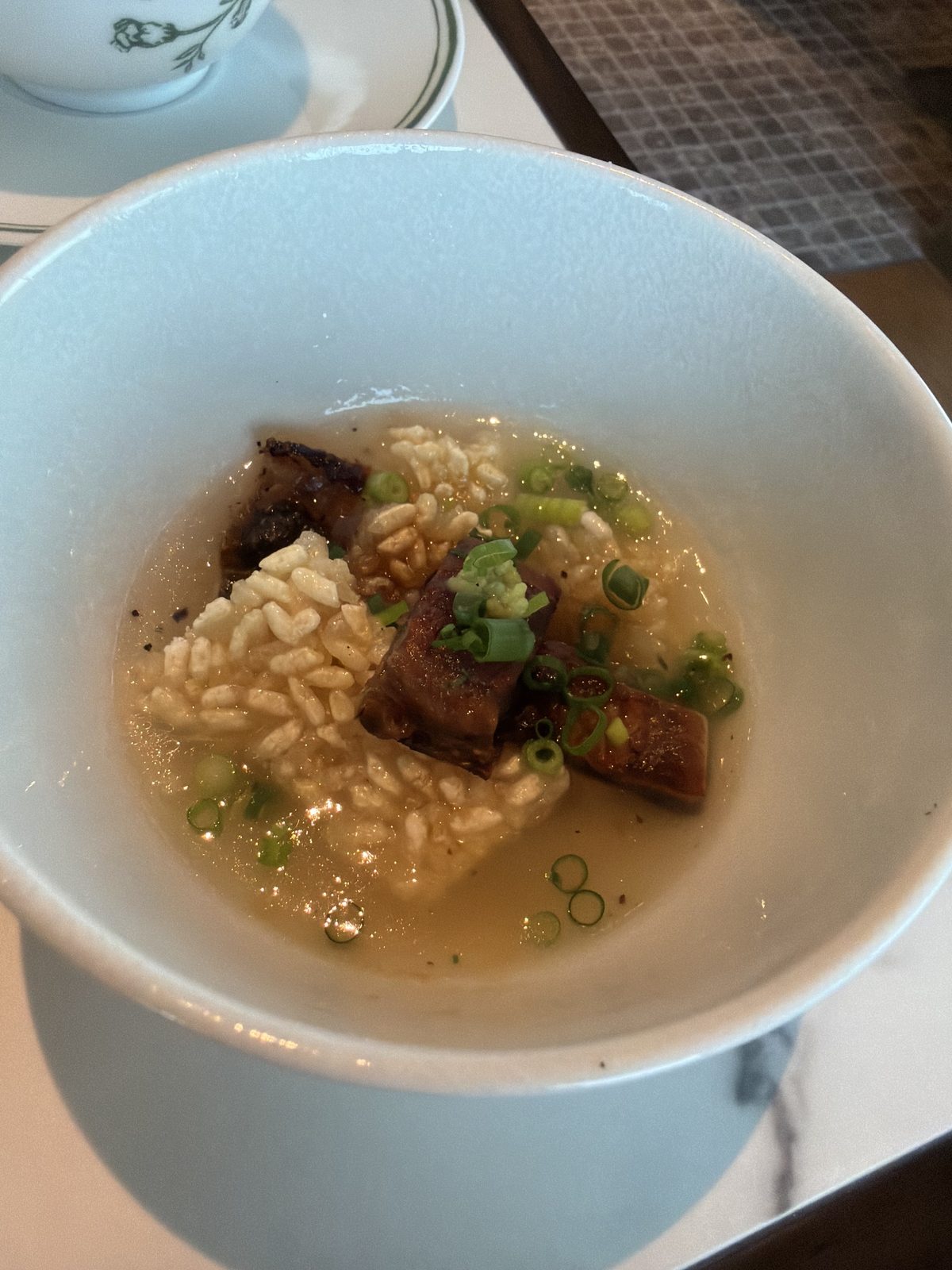 コンラッド名古屋の朝食メニューにあったうなぎの一皿 出汁とあられとねぎを添えた器